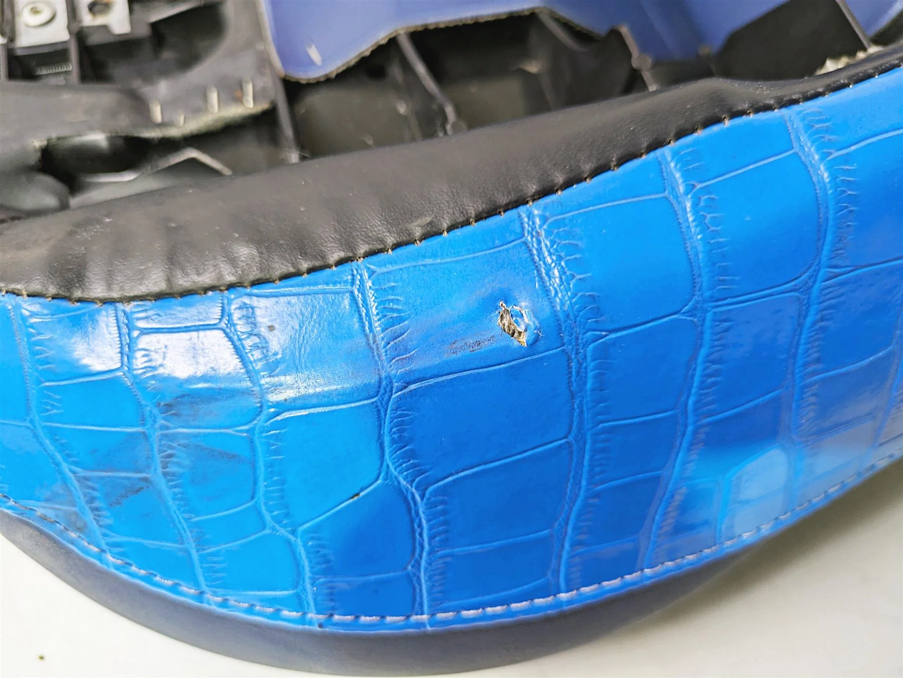2011 Harley Touring FLHTCUSE CVO E-Glide Seat Blue Heated Alligator Skin 54112-11 - Image 12