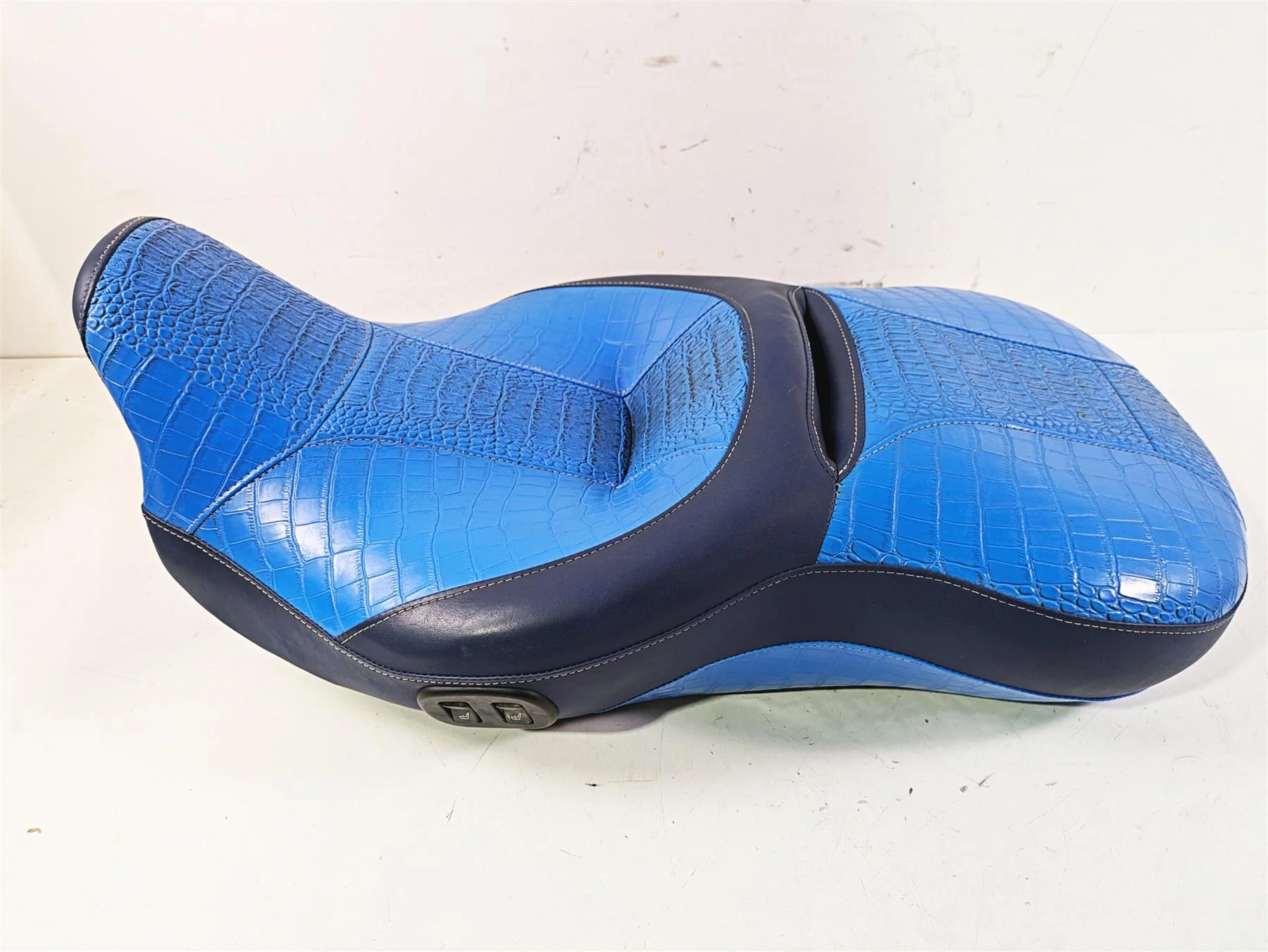 2011 Harley Touring FLHTCUSE CVO E-Glide Seat Blue Heated Alligator Skin 54112-11 - Image 2