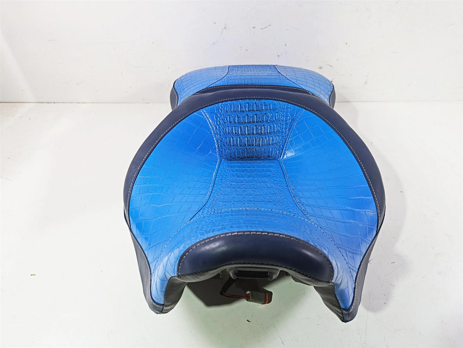 2011 Harley Touring FLHTCUSE CVO E-Glide Seat Blue Heated Alligator Skin 54112-11 - Image 3