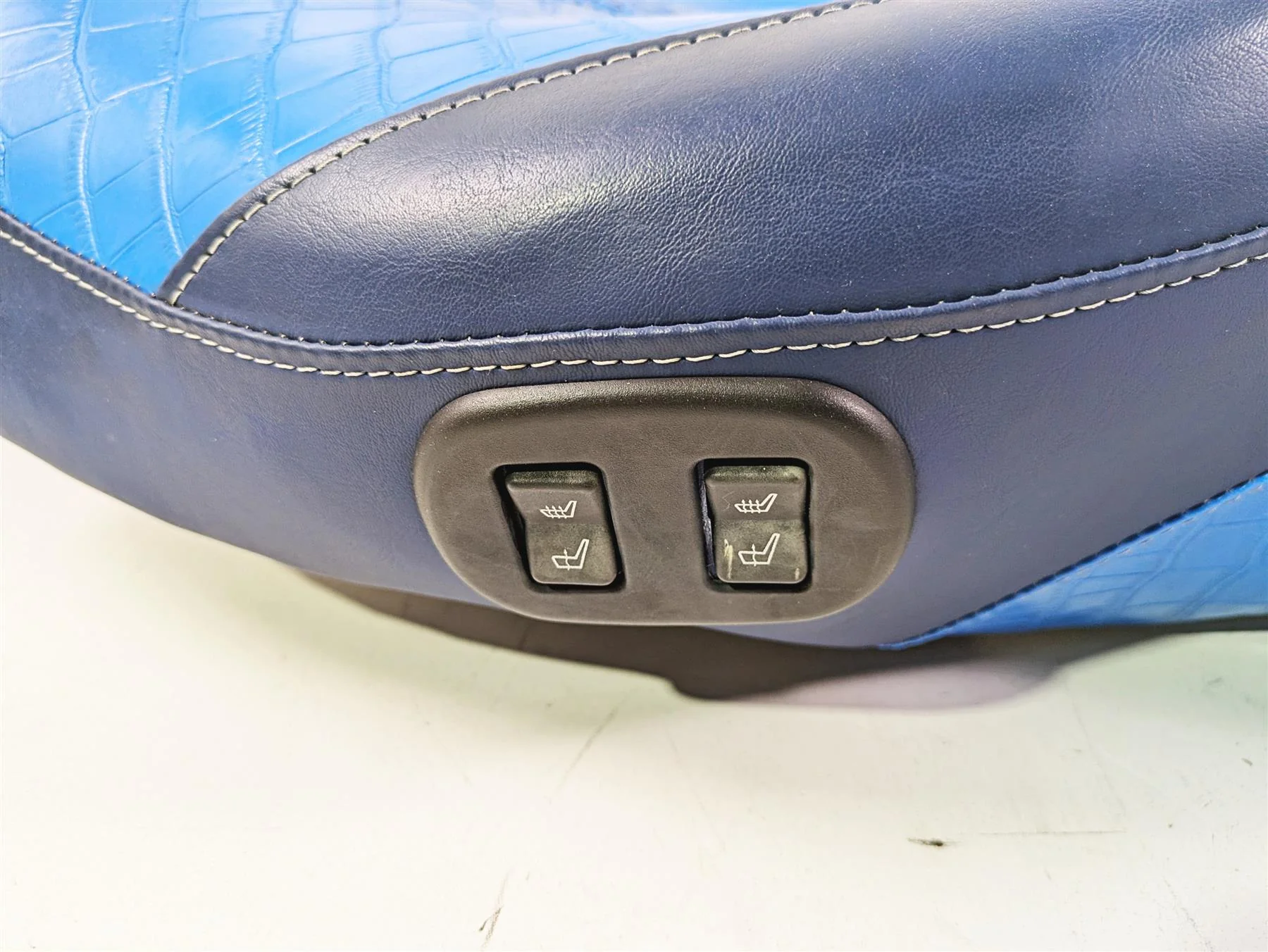 2011 Harley Touring FLHTCUSE CVO E-Glide Seat Blue Heated Alligator Skin 54112-11 - Image 4