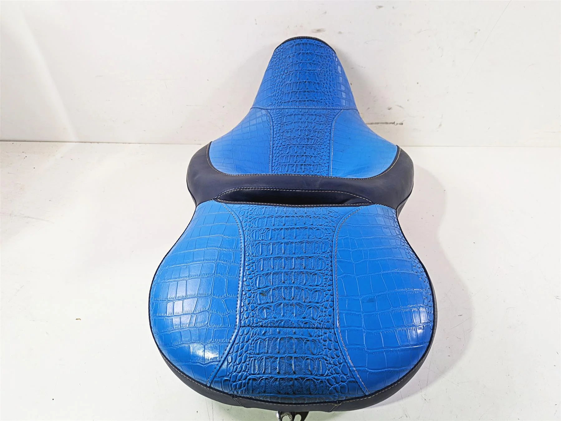 2011 Harley Touring FLHTCUSE CVO E-Glide Seat Blue Heated Alligator Skin 54112-11 - Image 5