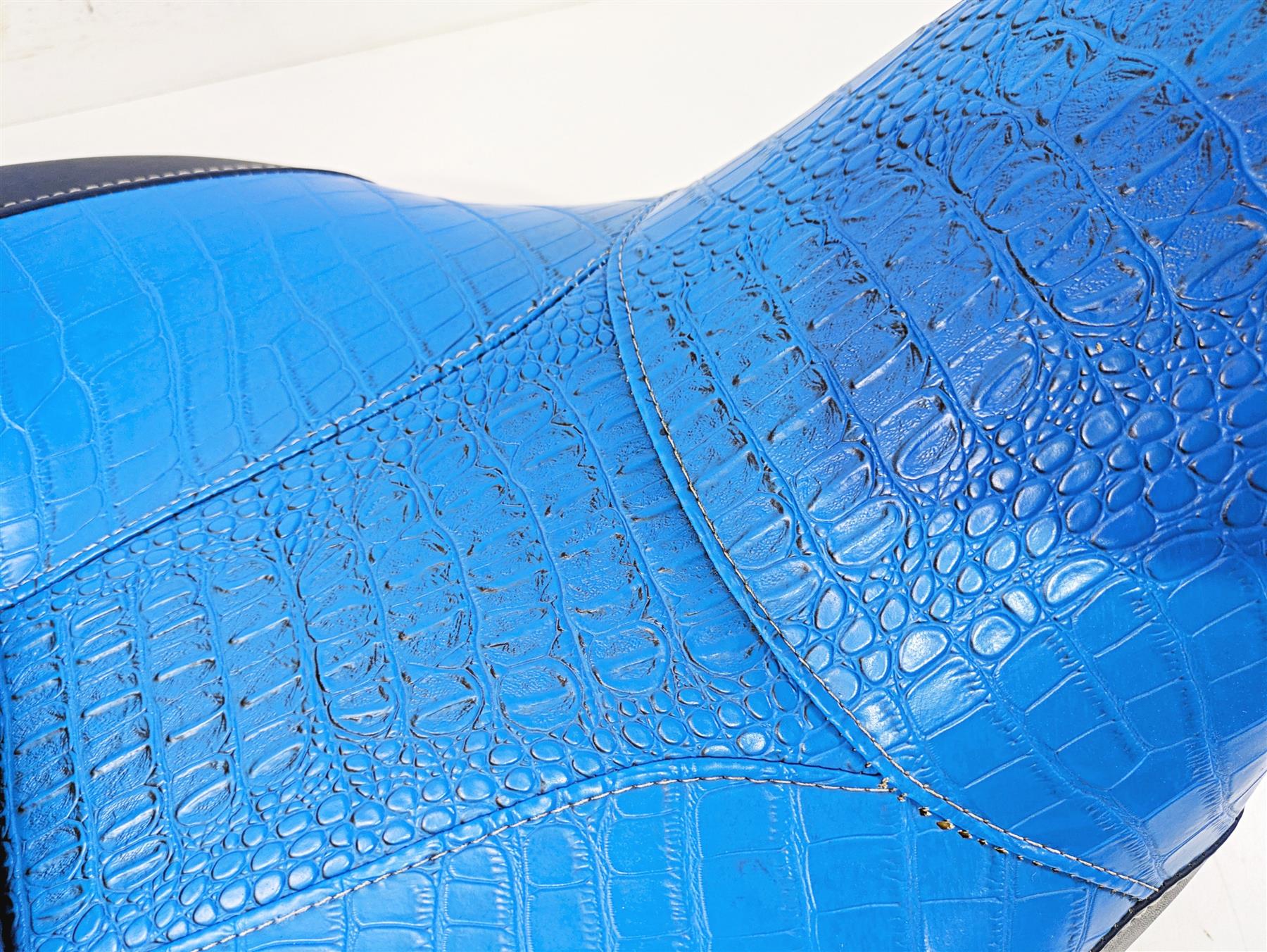 2011 Harley Touring FLHTCUSE CVO E-Glide Seat Blue Heated Alligator Skin 54112-11 - Image 6