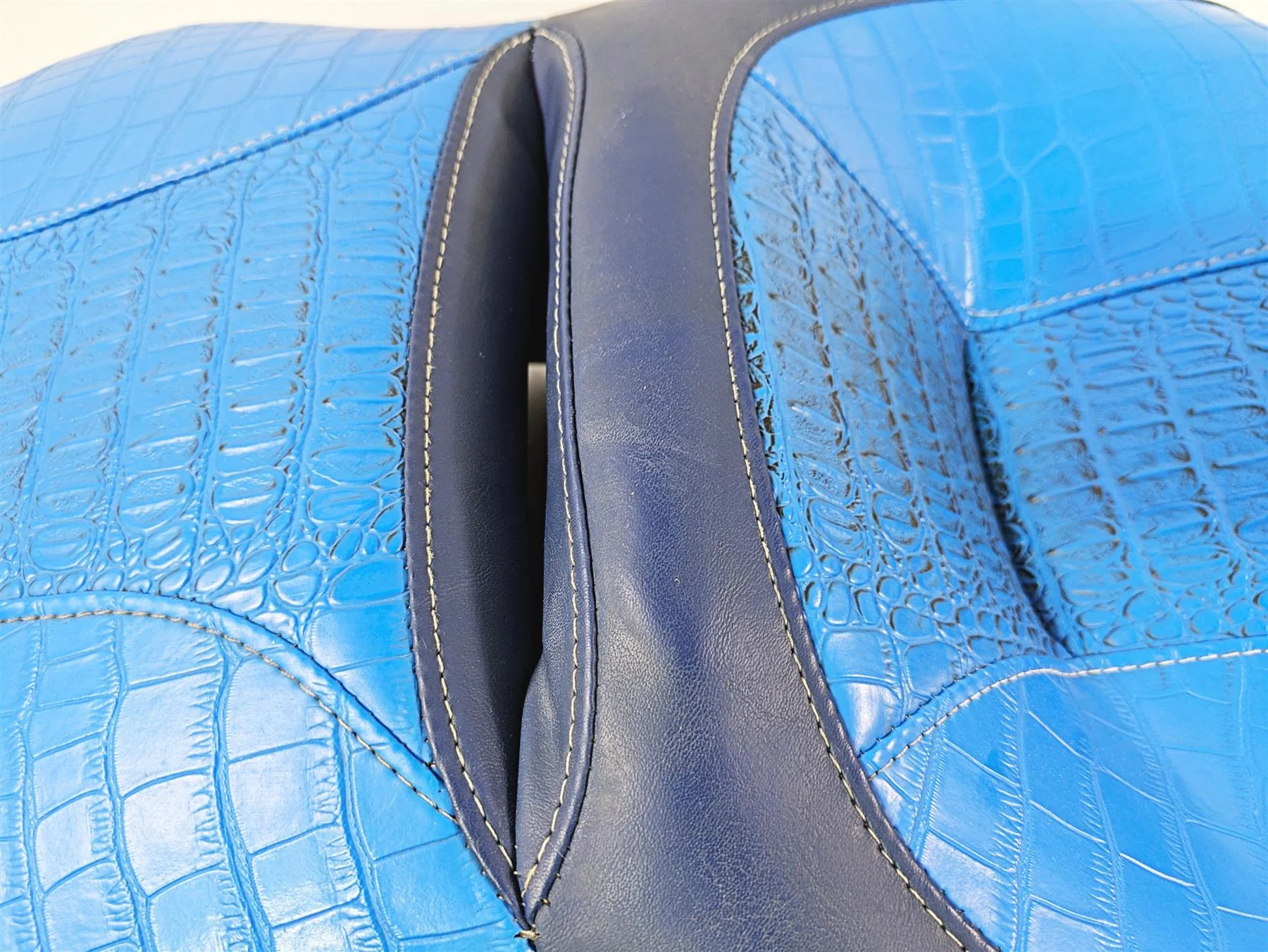 2011 Harley Touring FLHTCUSE CVO E-Glide Seat Blue Heated Alligator Skin 54112-11 - Image 7