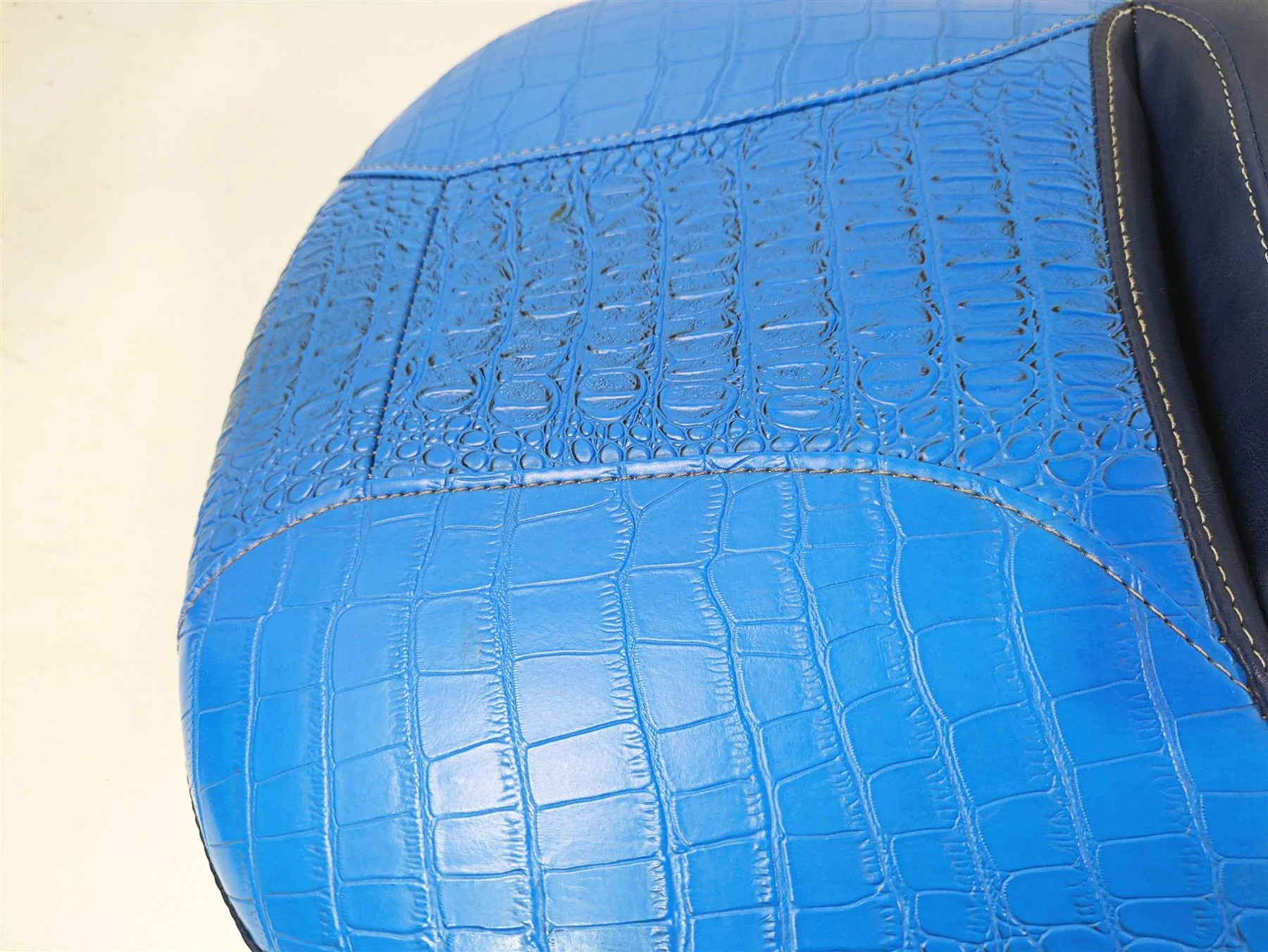 2011 Harley Touring FLHTCUSE CVO E-Glide Seat Blue Heated Alligator Skin 54112-11 - Image 8