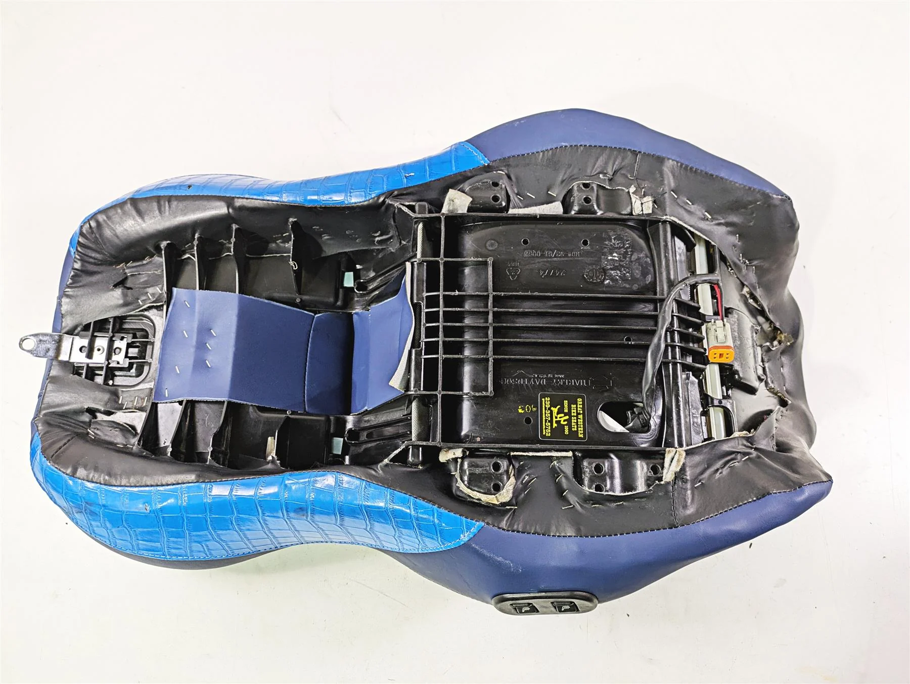 2011 Harley Touring FLHTCUSE CVO E-Glide Seat Blue Heated Alligator Skin 54112-11 - Image 9