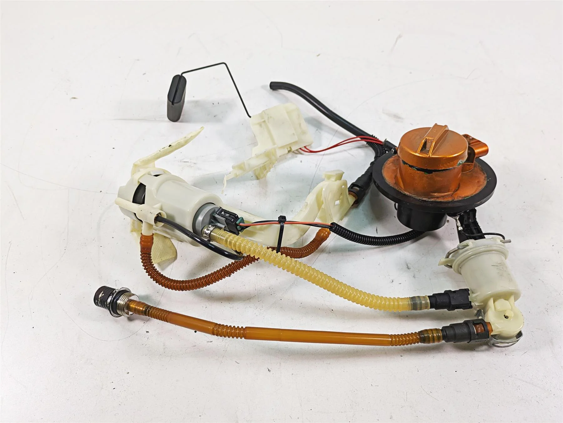 2011 Harley Touring FLTRU Road Glide Fuel Gas Petrol Pump - Painted 62908-08 - Image 2