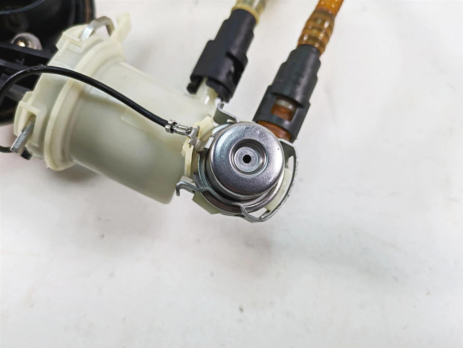 2011 Harley Touring FLTRU Road Glide Fuel Gas Petrol Pump - Painted 62908-08 - Image 4