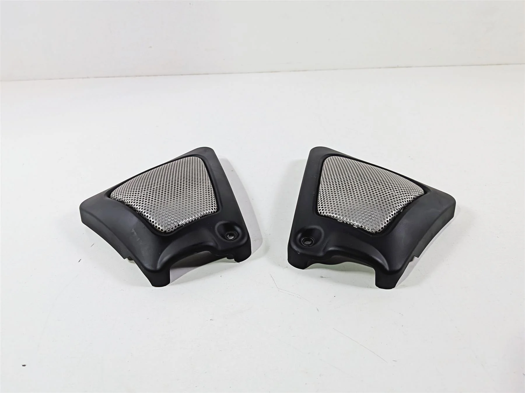 2011 Harley VRSCDX Night Rod Neck Cover Fairing Set 66297-07 66298-07 - Image 2