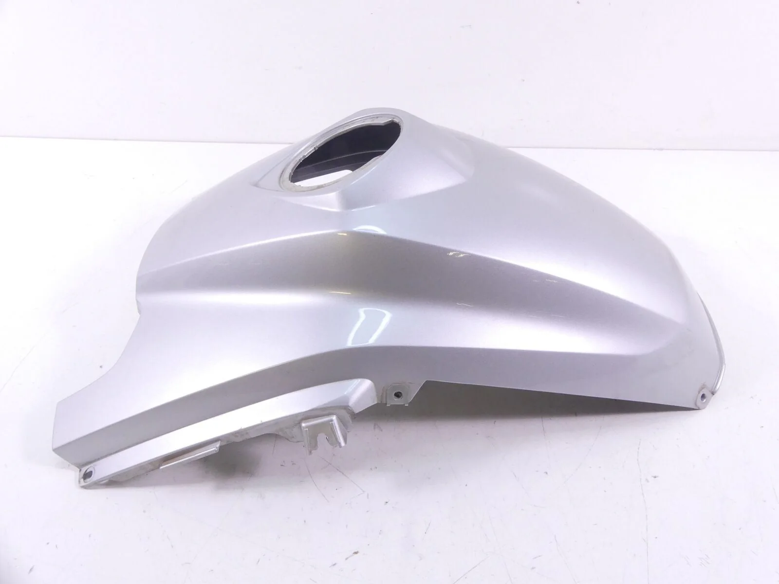2012 BMW R1200GS K25 Tank Center Cover Fairing -Titansilber 46637693425 - Image 2