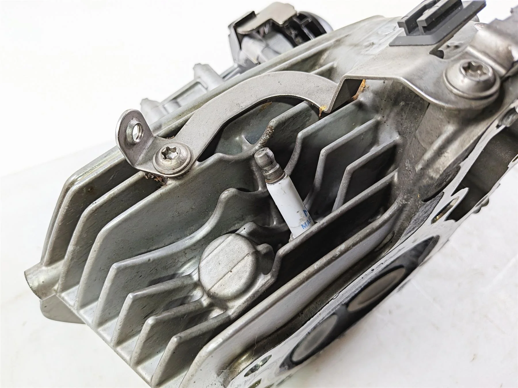 2012 BMW R1200R K27 Left Cylinderhead Cylinder Head 7723603 11127724475 - Image 8