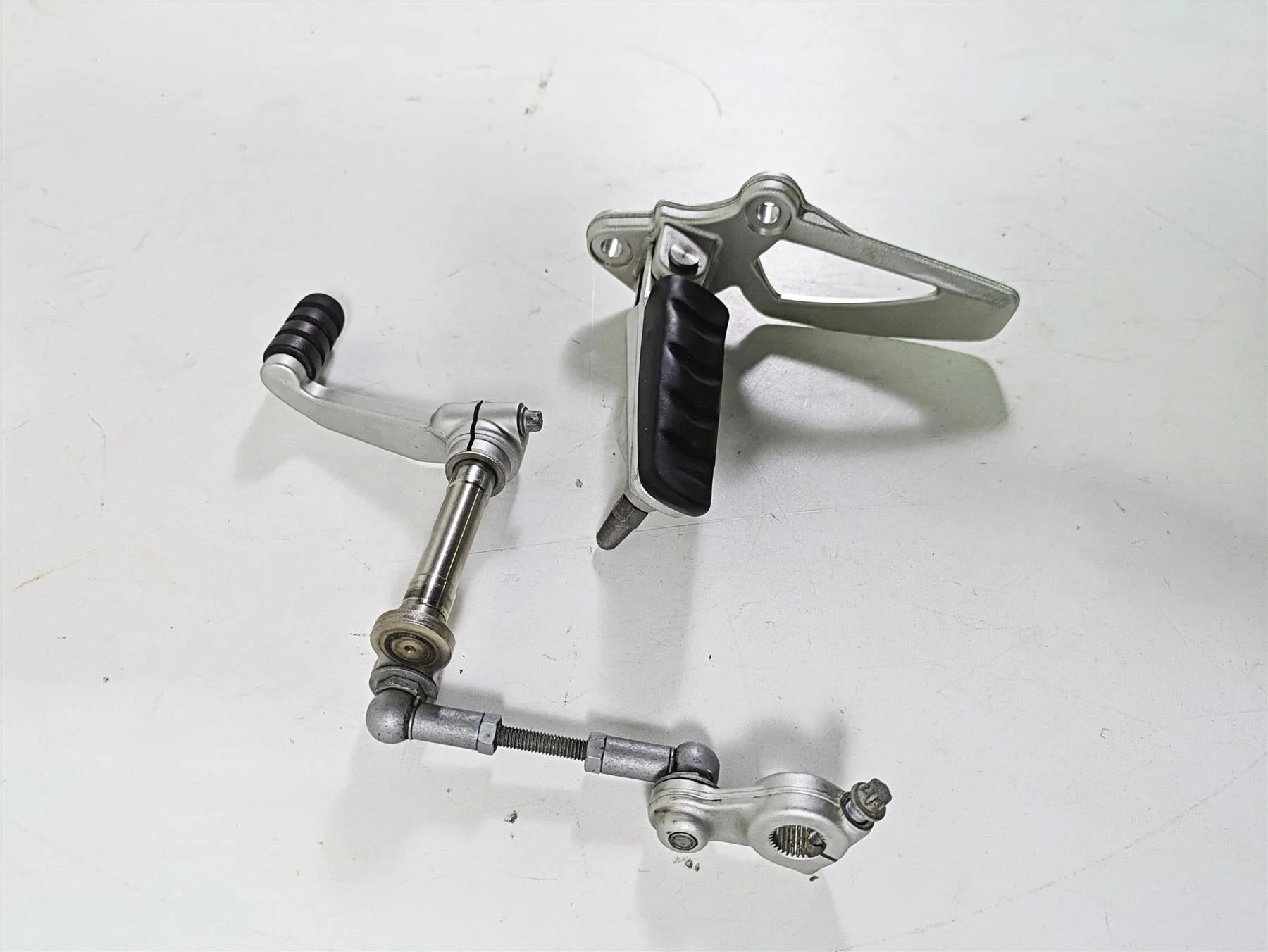 2012 BMW R1200R K27 Left Rider Footpeg & Shifter Set 46717700913 23417671065 - Image 2