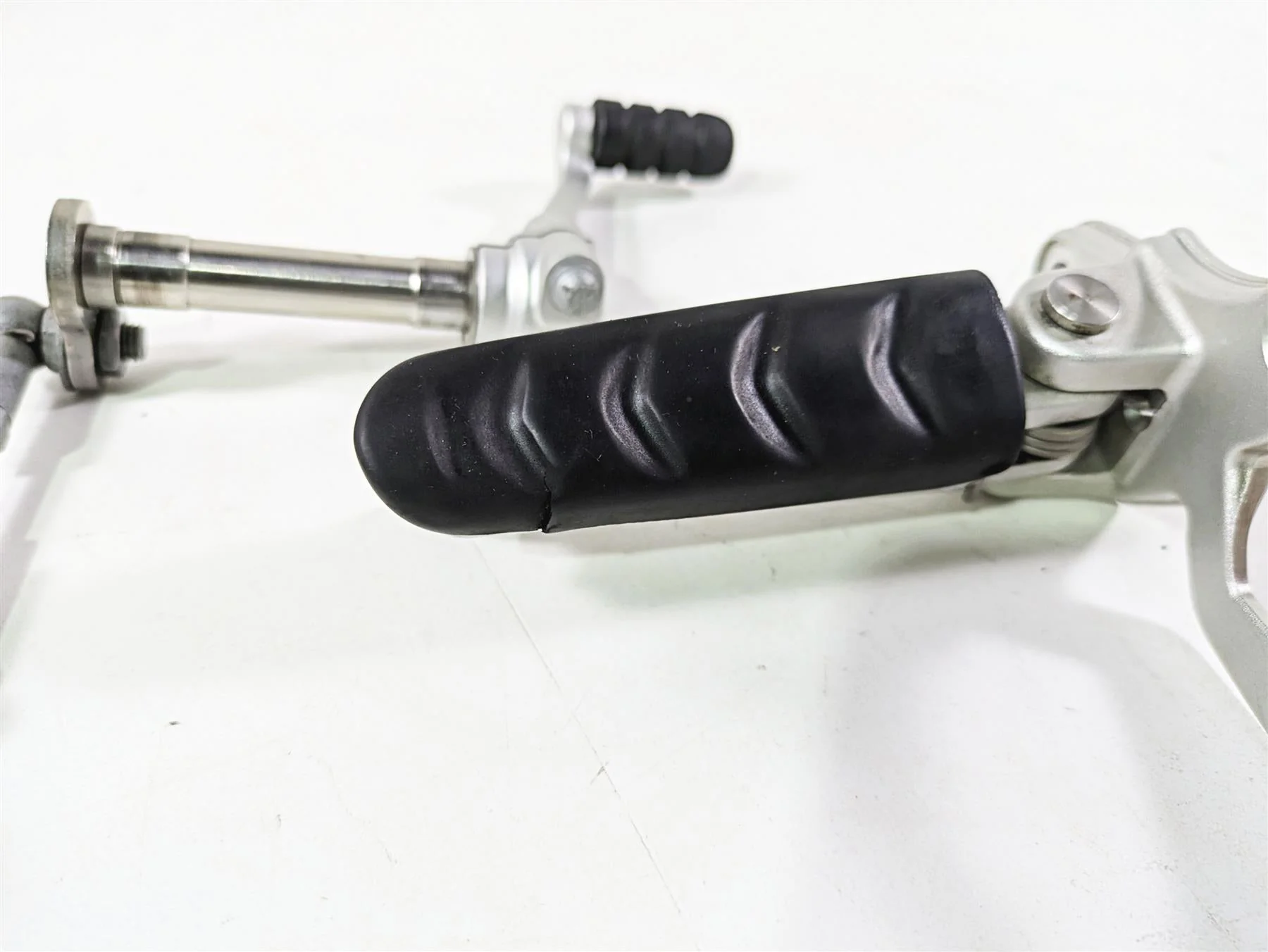 2012 BMW R1200R K27 Left Rider Footpeg & Shifter Set 46717700913 23417671065 - Image 3