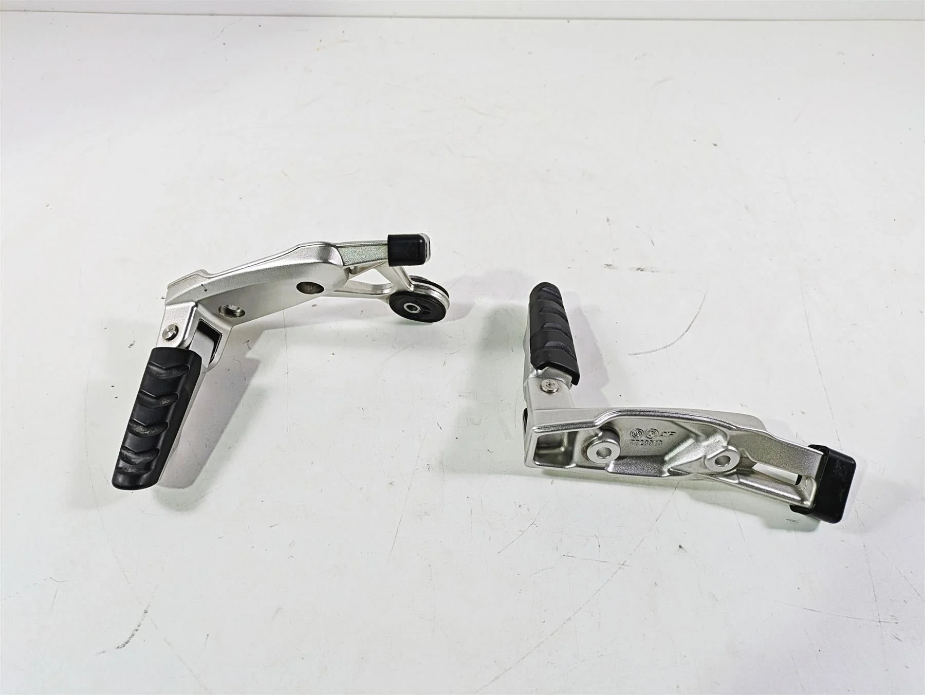 2012 BMW R1200R K27 Rear Passenger Foot Peg Rest Set 46717728893 46717728894 - Image 2