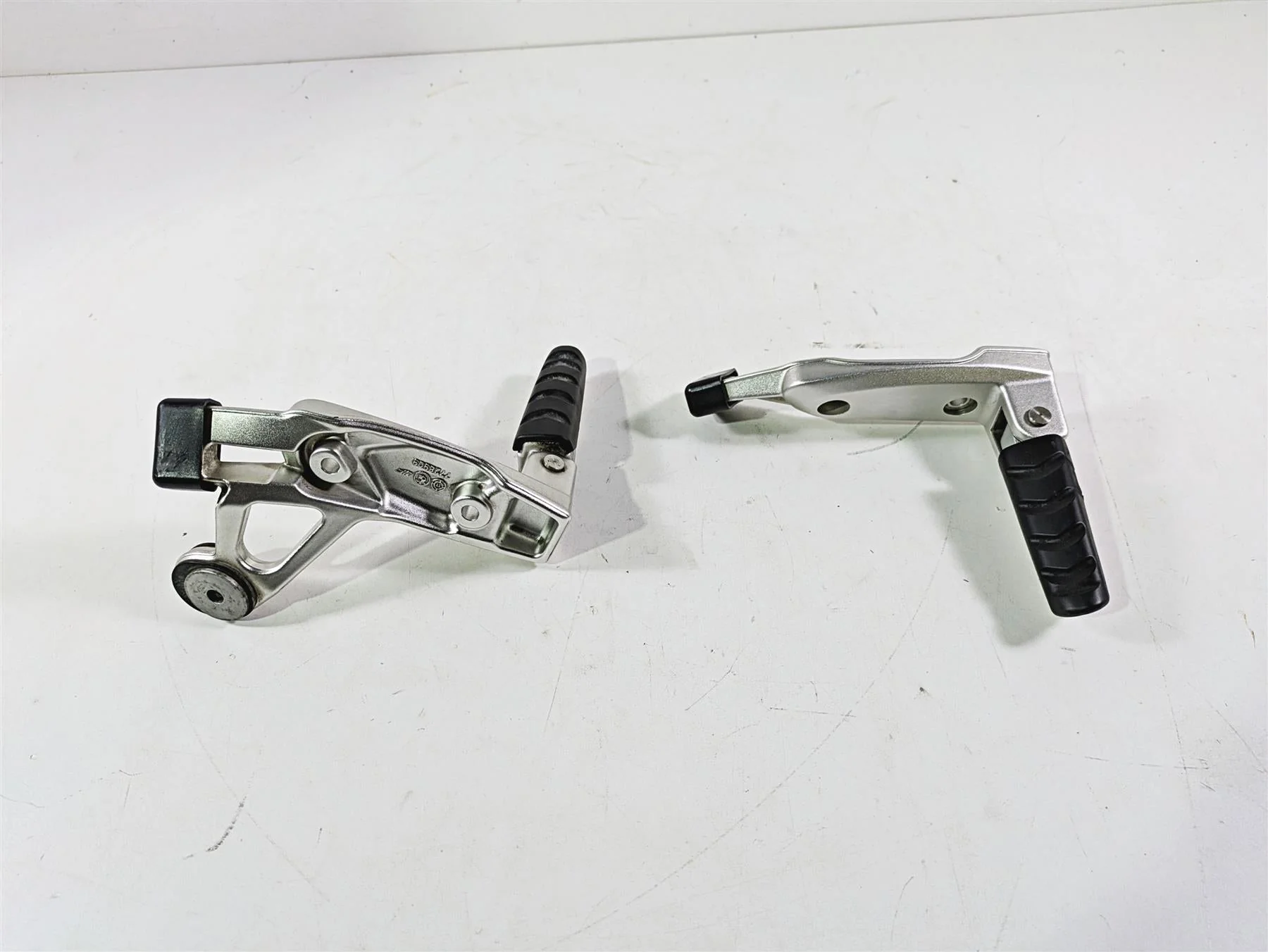 2012 BMW R1200R K27 Rear Passenger Foot Peg Rest Set 46717728893 46717728894 - Image 4