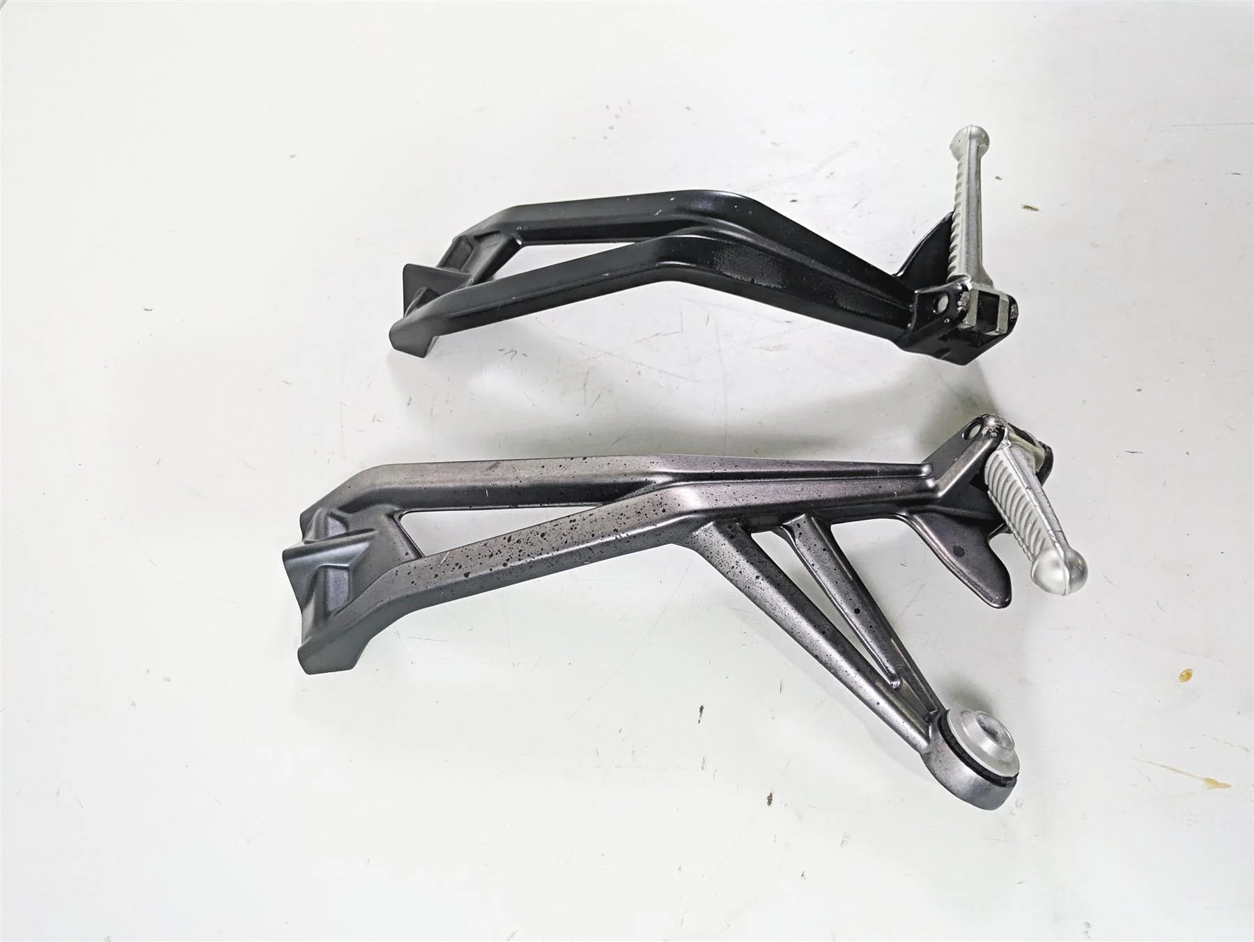 2012 Ducati Streetfighter 848 Rear Passenger Footpeg Set 82411561A 82411571A - Image 2