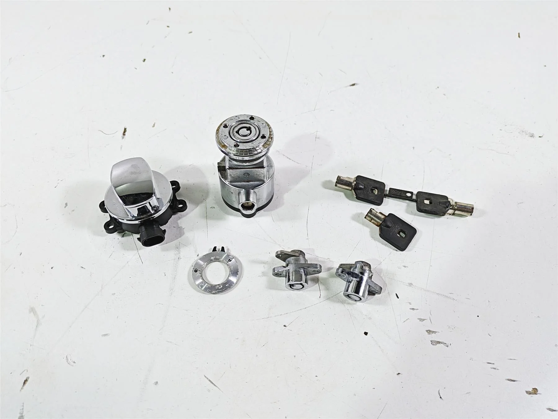 2012 Harley FLD Dyna Switchback Ignition Switch Saddlebag Key Lock Set 71304-04