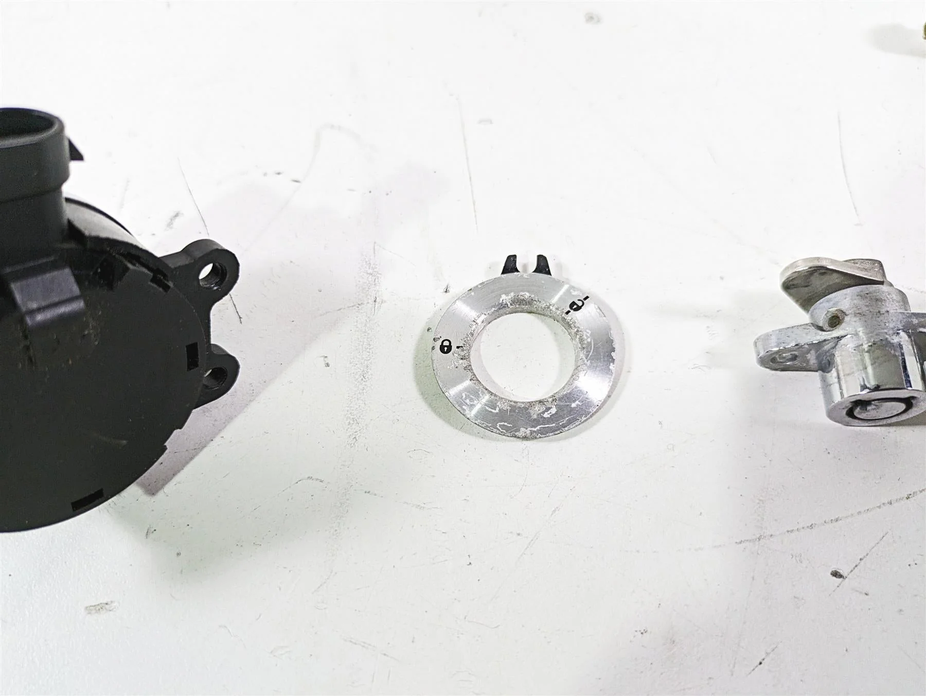 2012 Harley FLD Dyna Switchback Ignition Switch Saddlebag Key Lock Set 71304-04 - Image 10