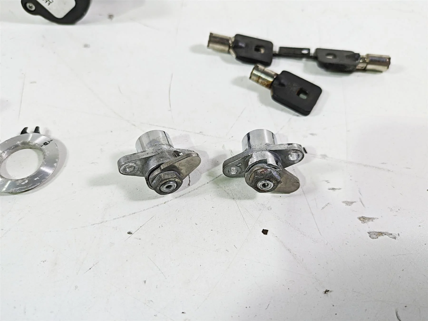 2012 Harley FLD Dyna Switchback Ignition Switch Saddlebag Key Lock Set 71304-04 - Image 11