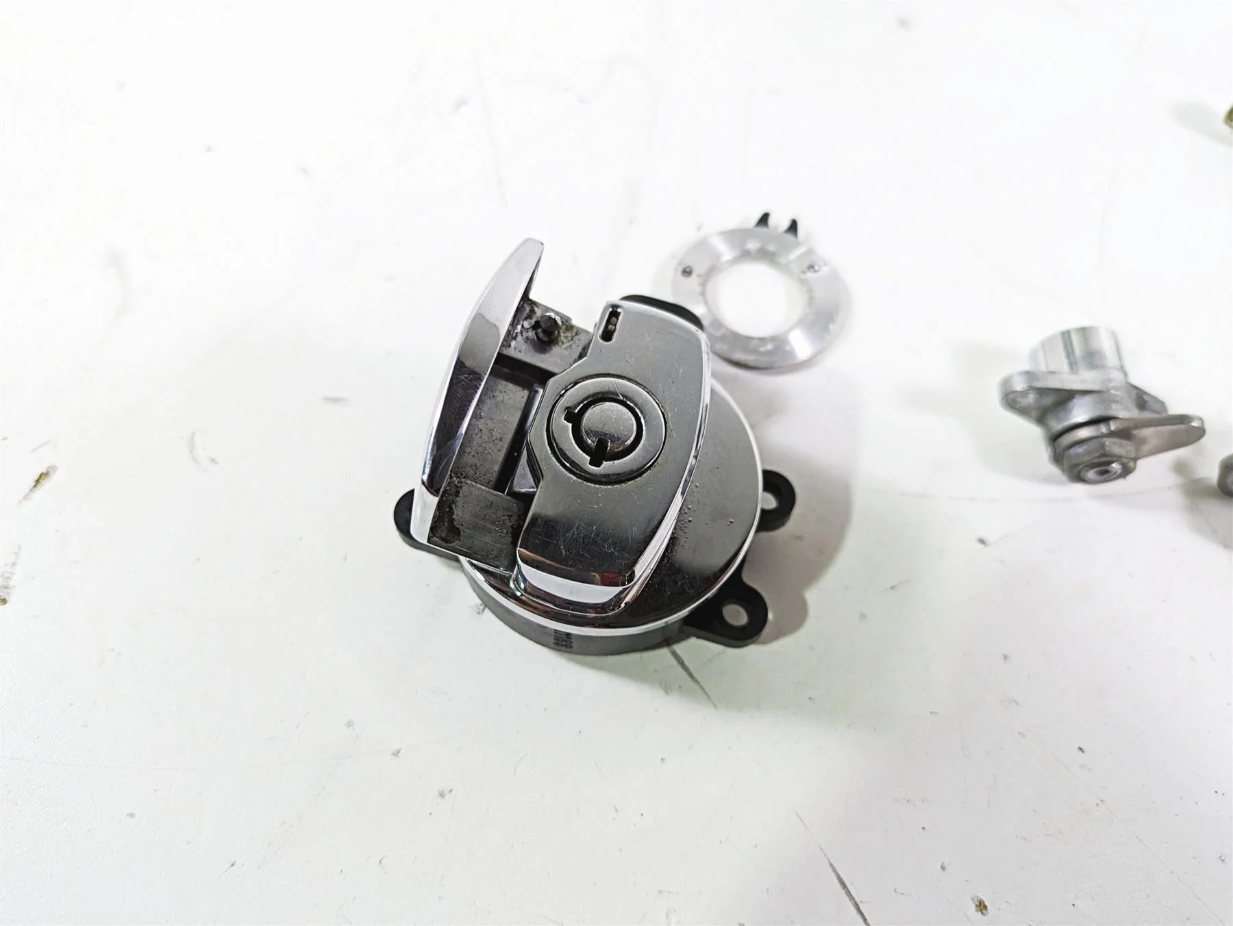 2012 Harley FLD Dyna Switchback Ignition Switch Saddlebag Key Lock Set 71304-04 - Image 12