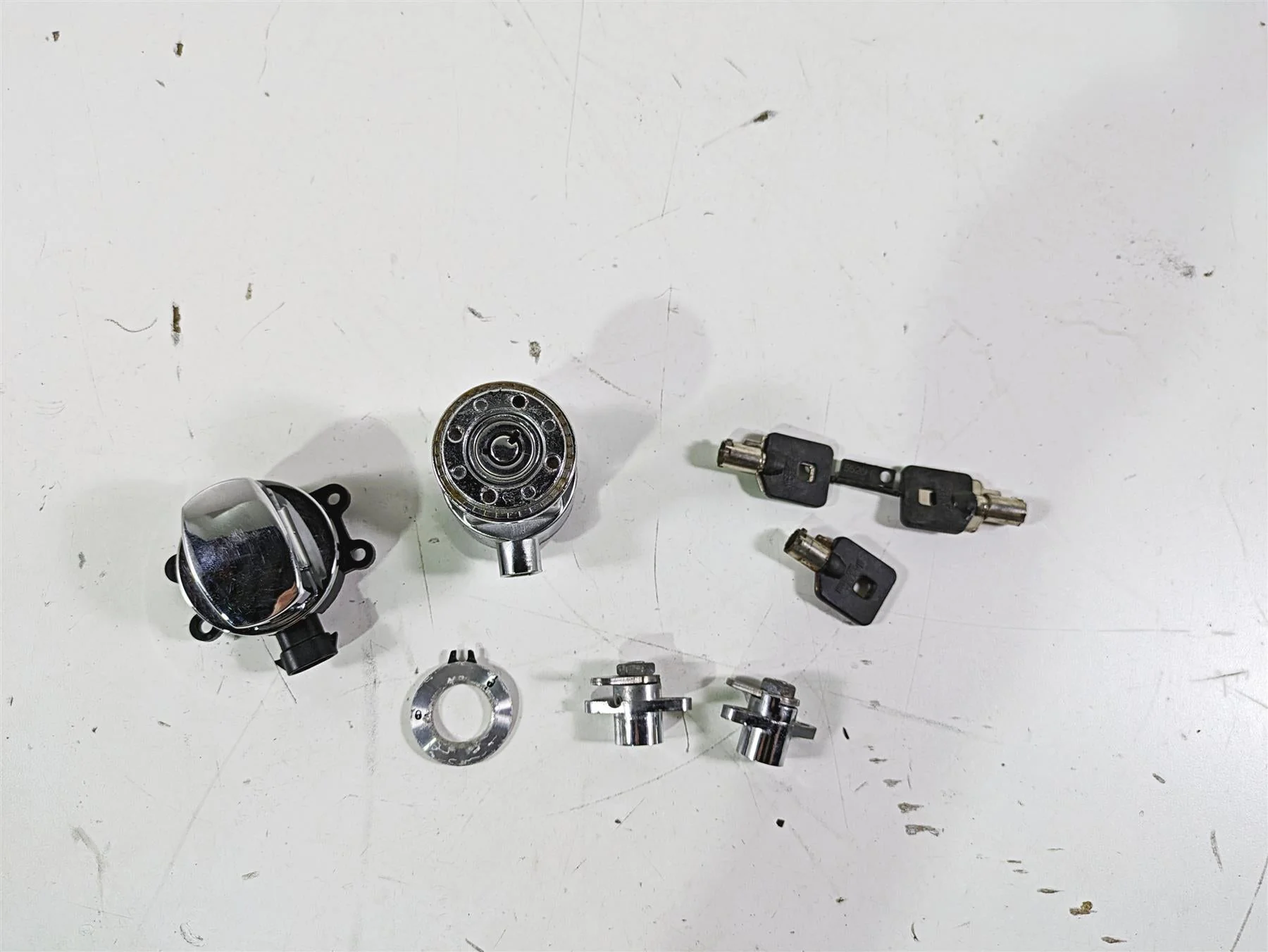 2012 Harley FLD Dyna Switchback Ignition Switch Saddlebag Key Lock Set 71304-04 - Image 2