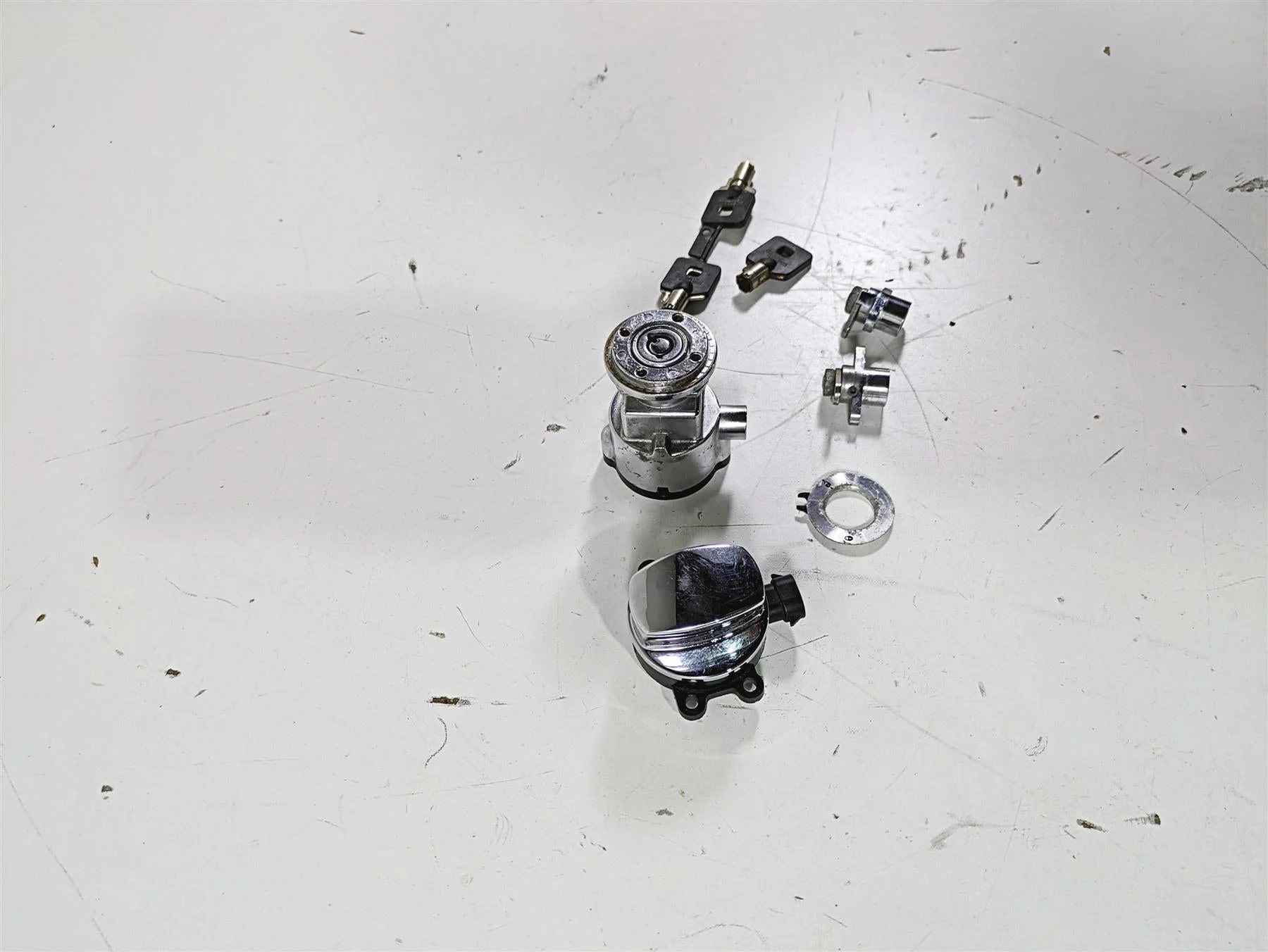 2012 Harley FLD Dyna Switchback Ignition Switch Saddlebag Key Lock Set 71304-04 - Image 3