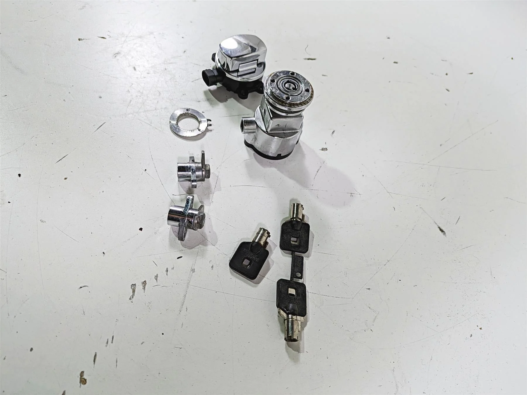 2012 Harley FLD Dyna Switchback Ignition Switch Saddlebag Key Lock Set 71304-04 - Image 4