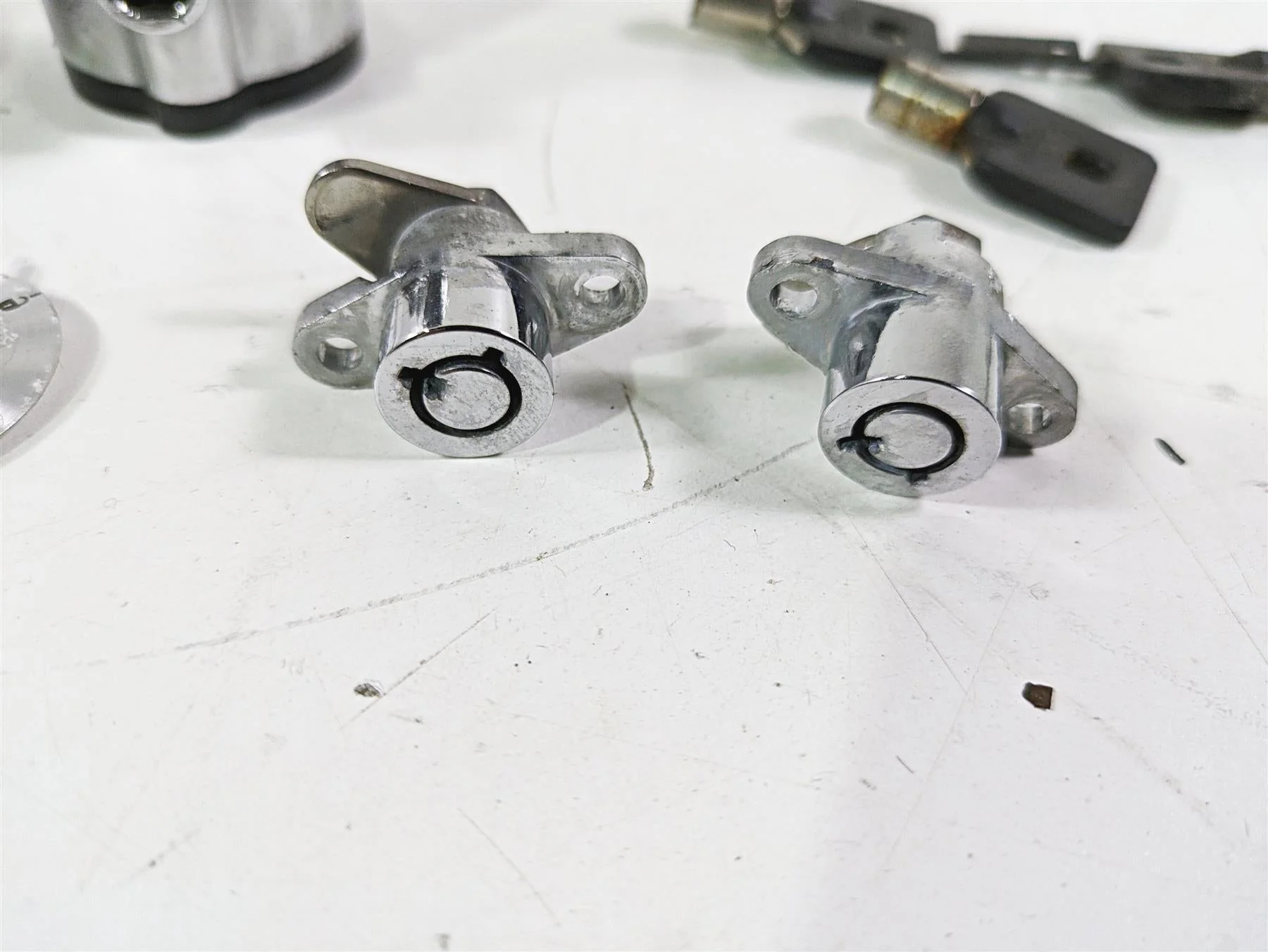 2012 Harley FLD Dyna Switchback Ignition Switch Saddlebag Key Lock Set 71304-04 - Image 5