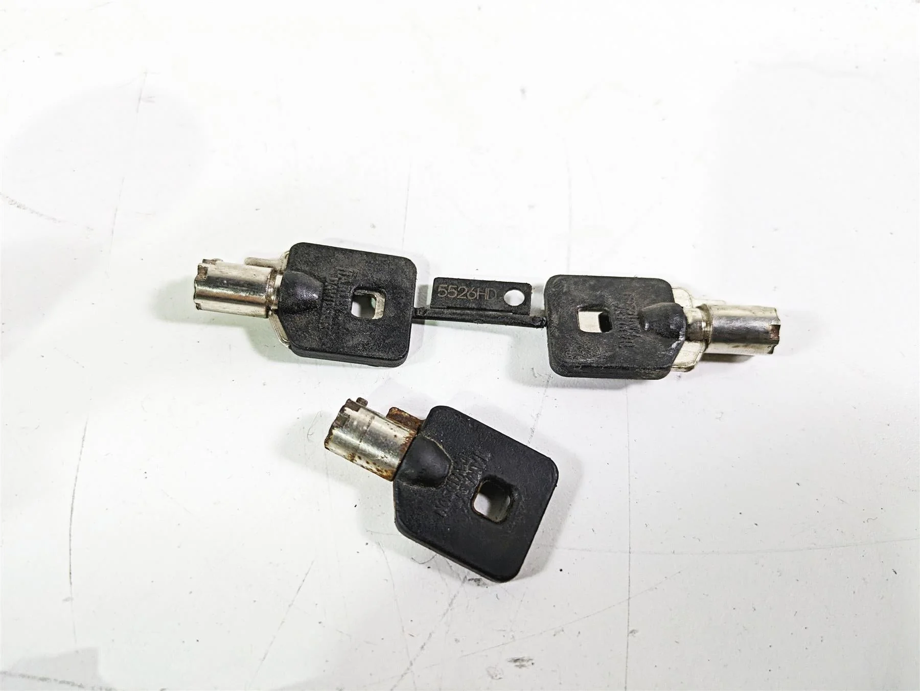 2012 Harley FLD Dyna Switchback Ignition Switch Saddlebag Key Lock Set 71304-04 - Image 6