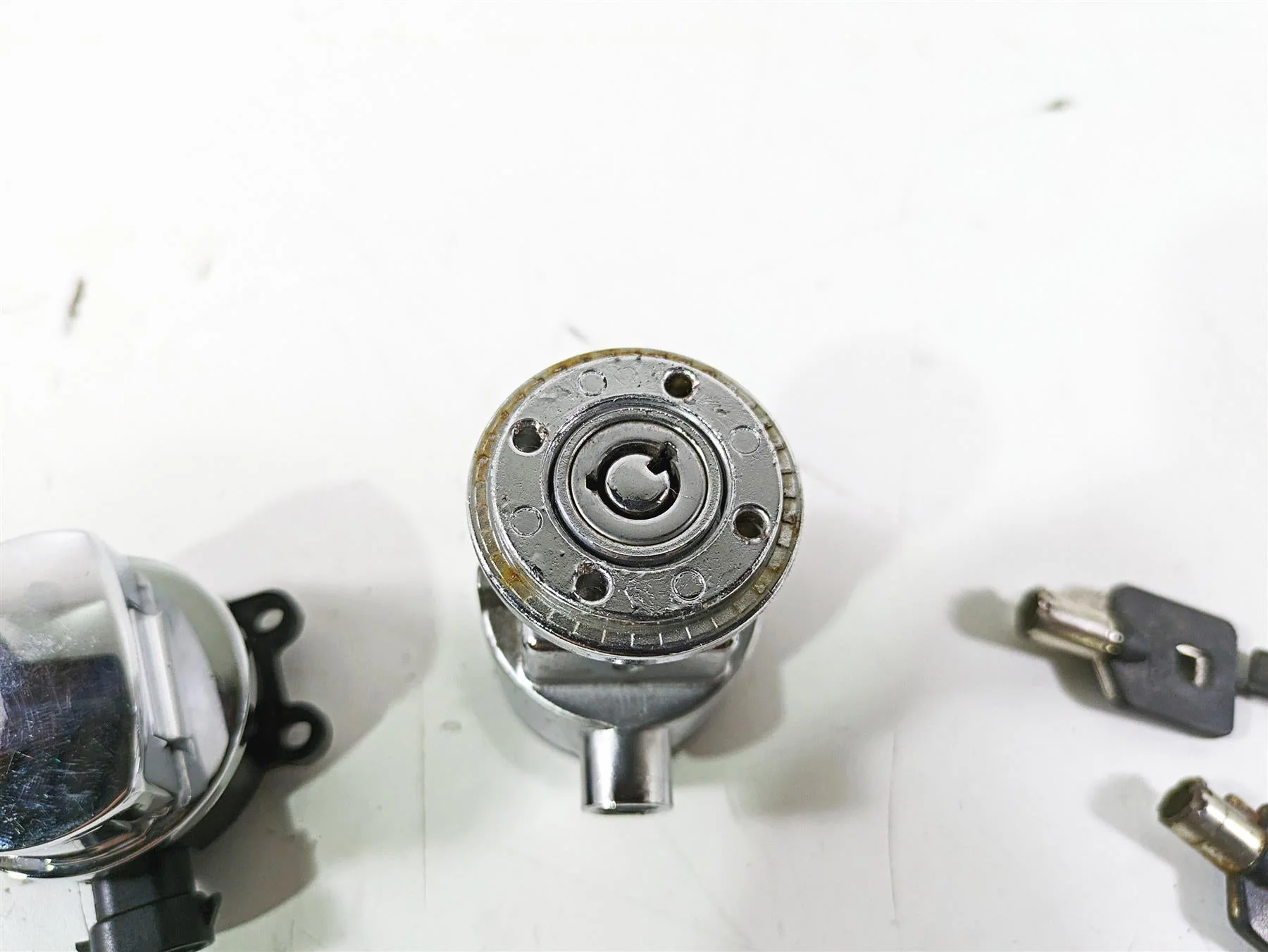 2012 Harley FLD Dyna Switchback Ignition Switch Saddlebag Key Lock Set 71304-04 - Image 7
