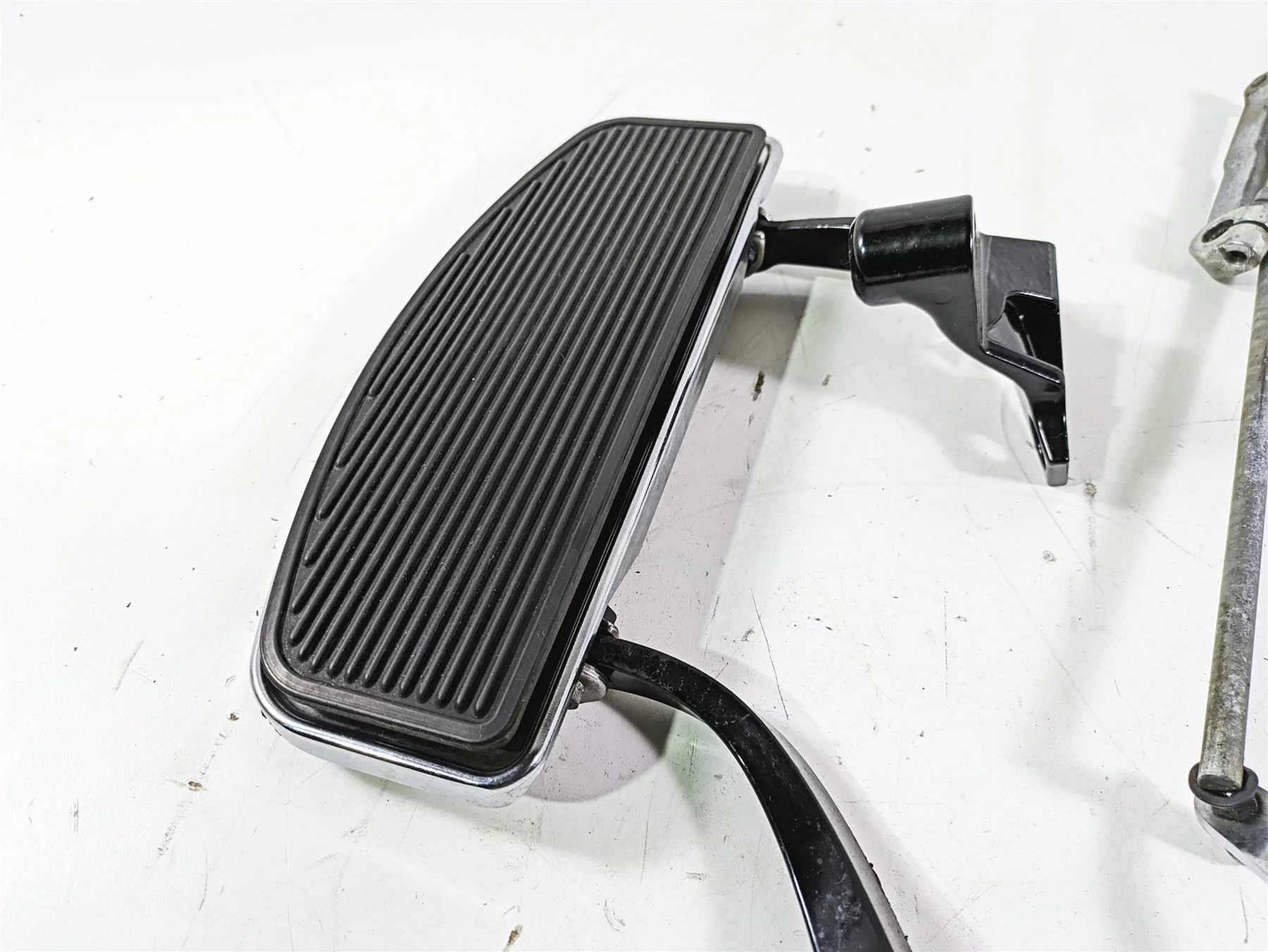 2012 Harley FLD Dyna Switchback Left Floor Board & Shifter 54174-12 34887-06 - Image 7