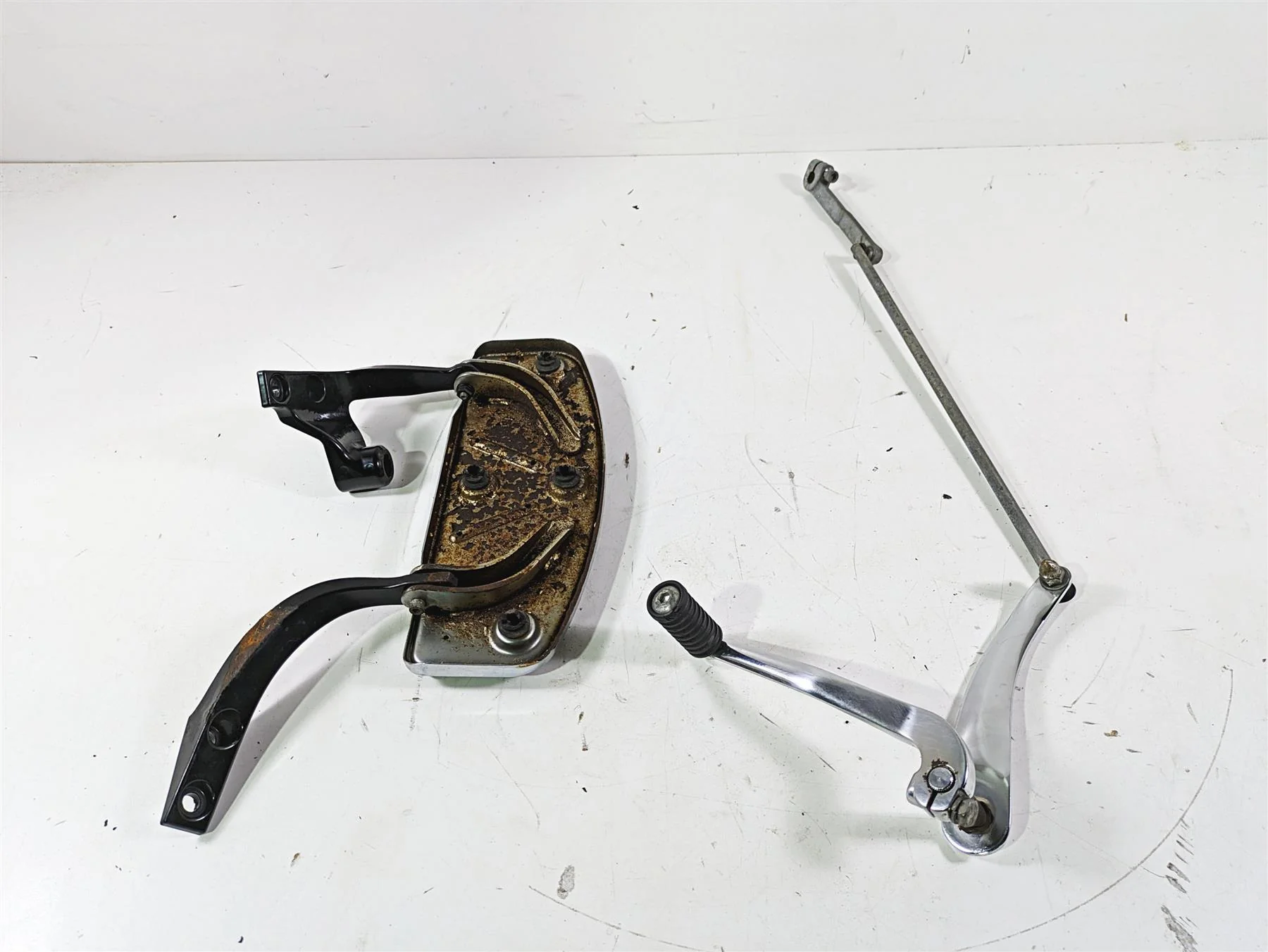 2012 Harley FLD Dyna Switchback Left Floor Board & Shifter 54174-12 34887-06 - Image 8