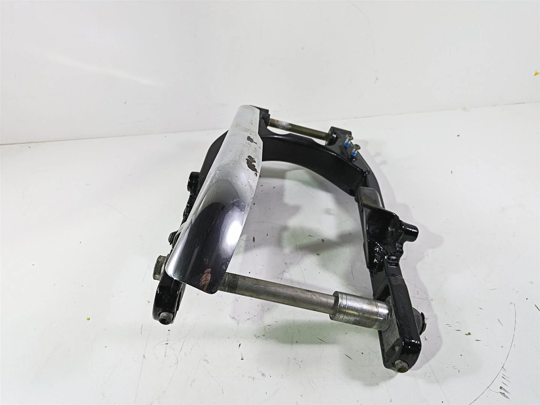 2012 Harley FLD Dyna Switchback Rear Swingarm & Belt Guards 47820-10 - Image 2