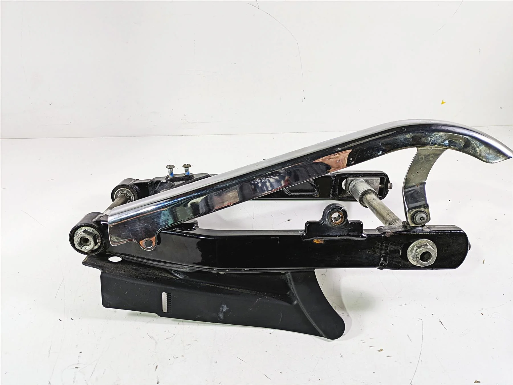 2012 Harley FLD Dyna Switchback Rear Swingarm & Belt Guards 47820-10 - Image 3