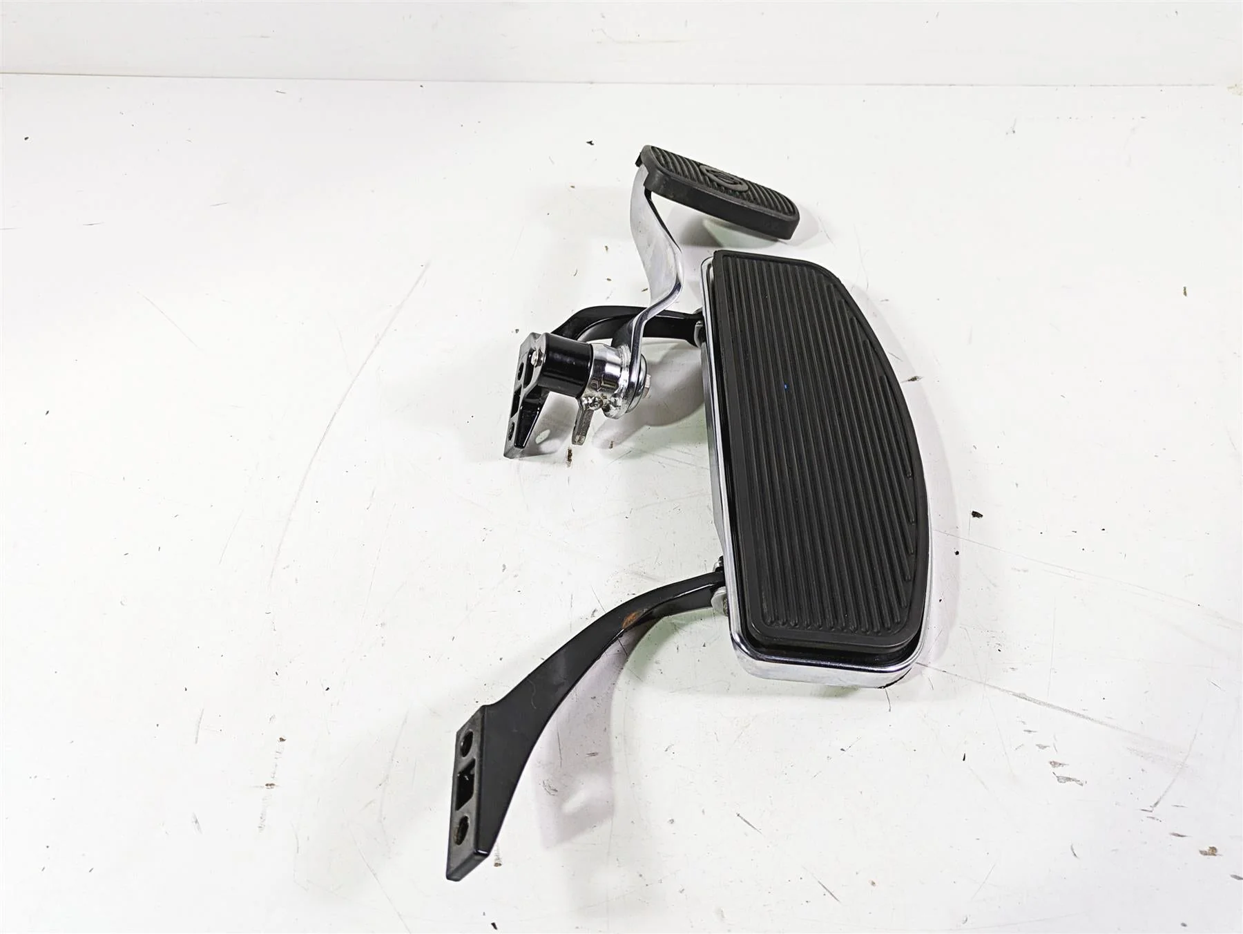 2012 Harley FLD Dyna Switchback Right Floorboard & Brake Pedal 54172-12 B - Image 12
