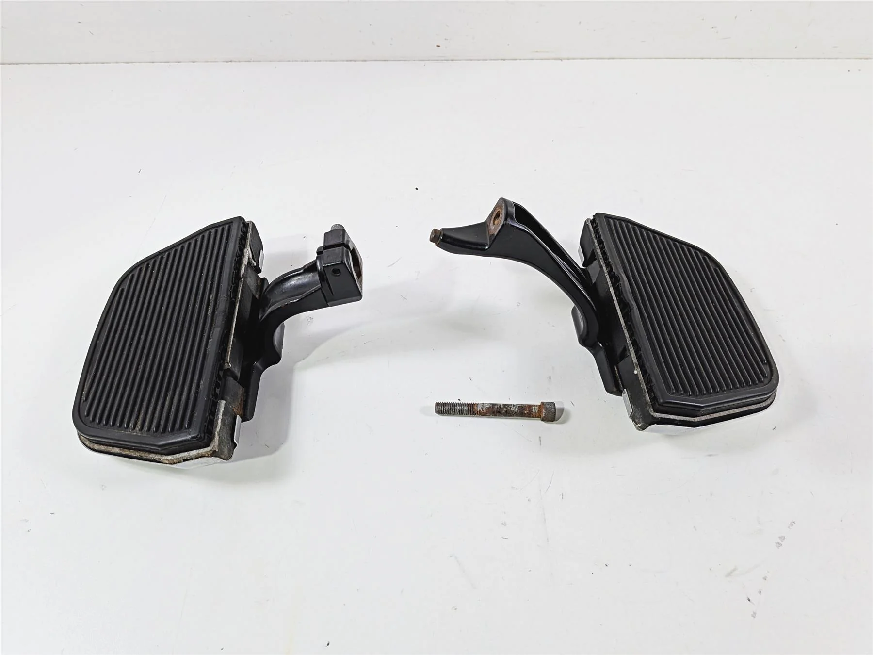 2012 Harley Softail FLSTF Fat Boy Passenger Footpeg Foot Peg READ 50943-05A