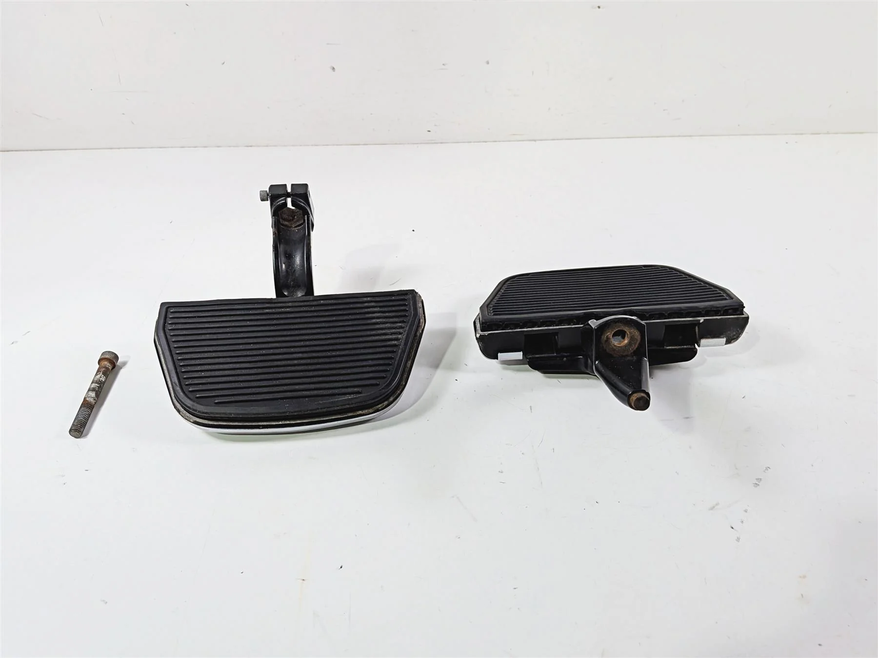 2012 Harley Softail FLSTF Fat Boy Passenger Footpeg Foot Peg READ 50943-05A - Image 3