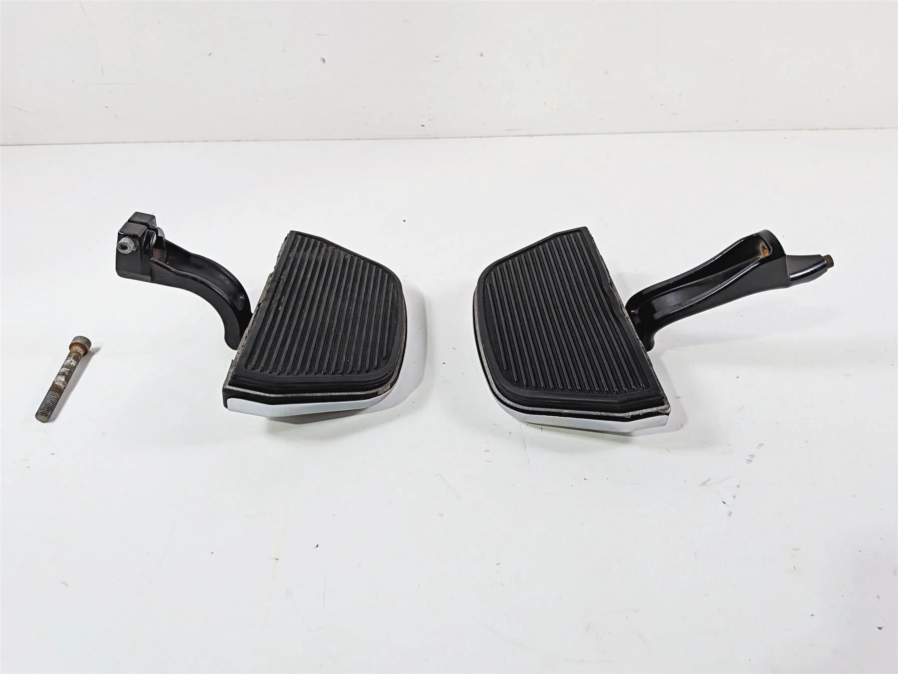 2012 Harley Softail FLSTF Fat Boy Passenger Footpeg Foot Peg READ 50943-05A - Image 4