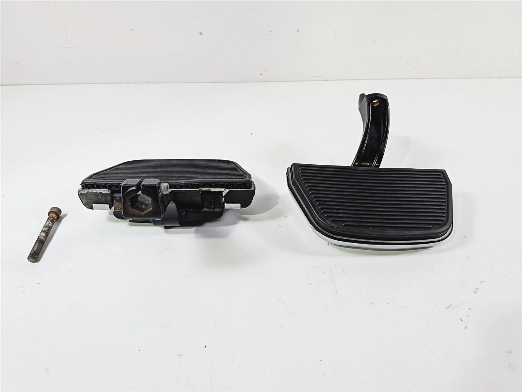 2012 Harley Softail FLSTF Fat Boy Passenger Footpeg Foot Peg READ 50943-05A - Image 5