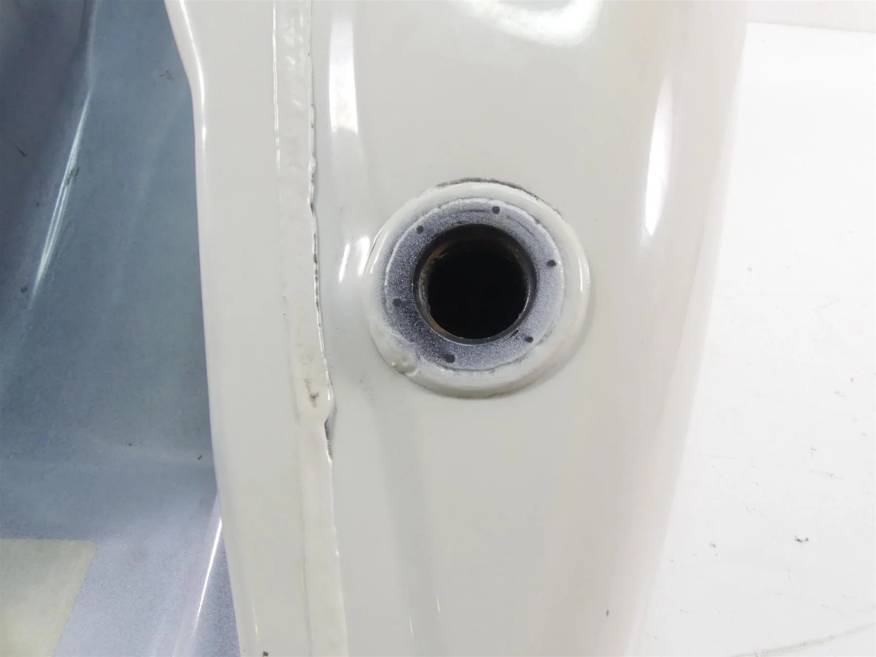 2012 Harley Touring FLHTP Electra Glide Fuel Gas Petrol Tank - Read 61356-08 - Image 10