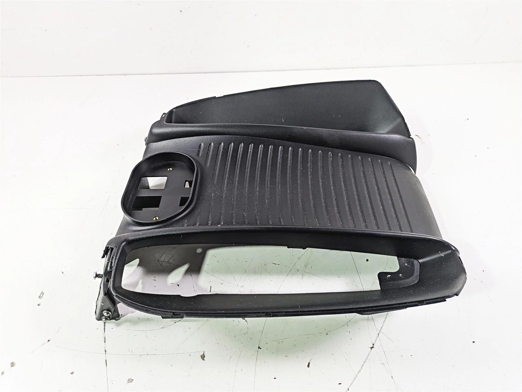 2012 Harley VRSCF Muscle V Rod Radiator Center Cover Fairing 26826-09 - Image 2