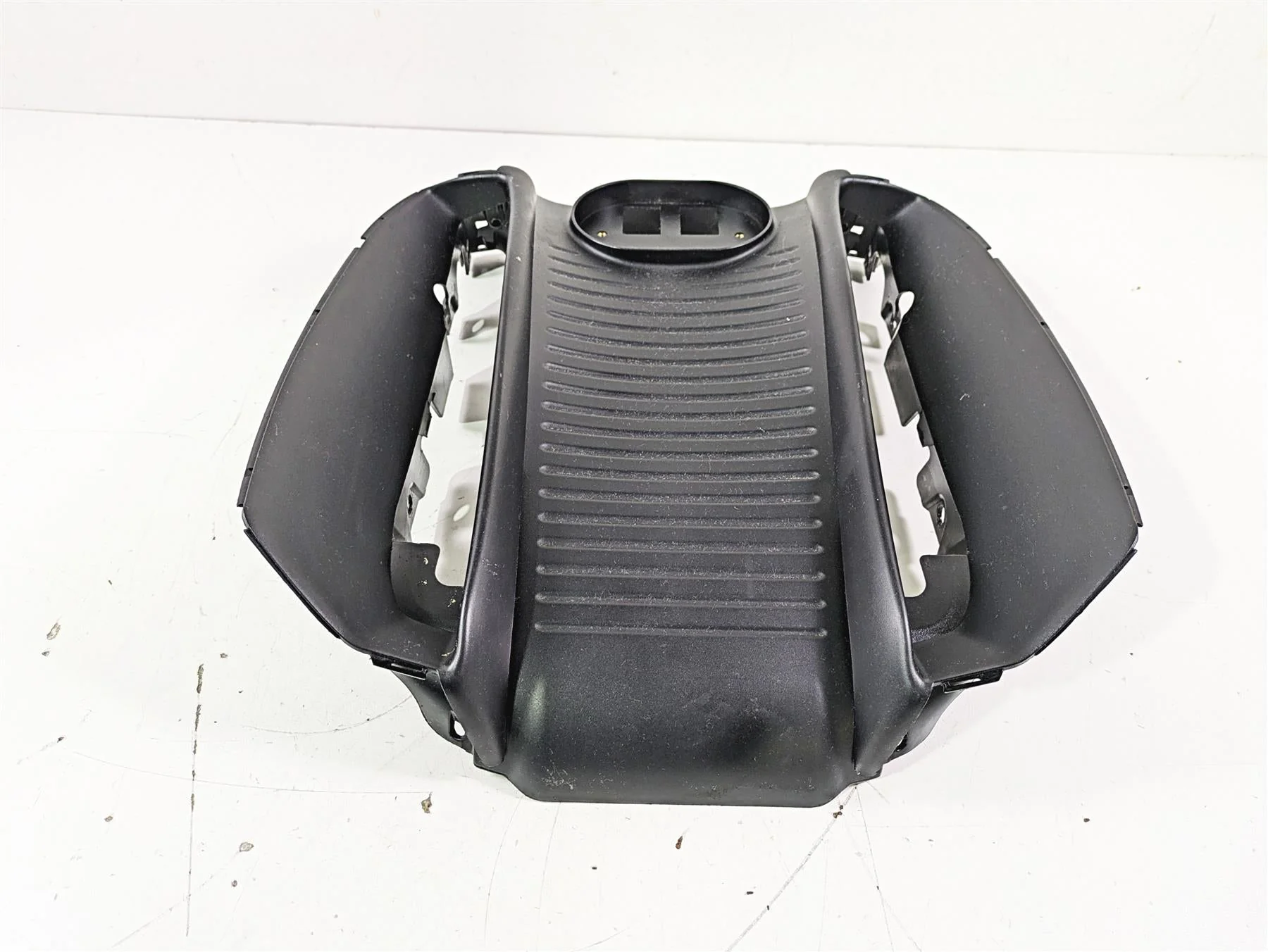 2012 Harley VRSCF Muscle V Rod Radiator Center Cover Fairing 26826-09 - Image 3