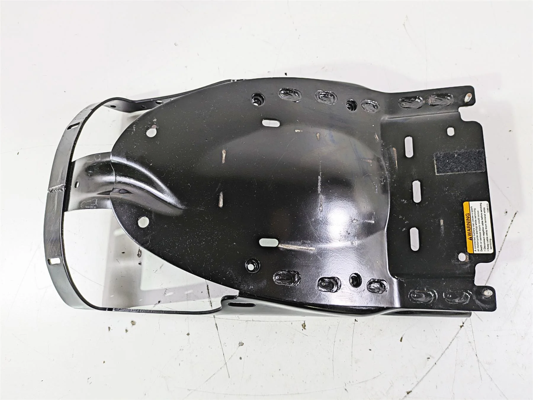 2012 Harley VRSCF Muscle V Rod Rear Inner Fender & Mounts 48527-09 - Image 5