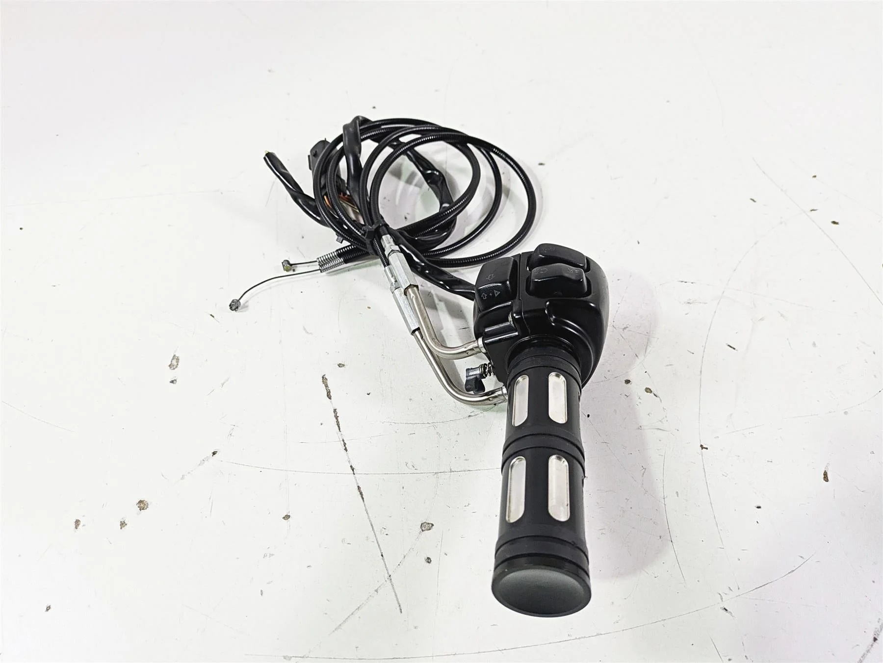 2012 Harley VRSCF Muscle V Rod Right Hand Control Switch - Read 71684-06A - Image 2