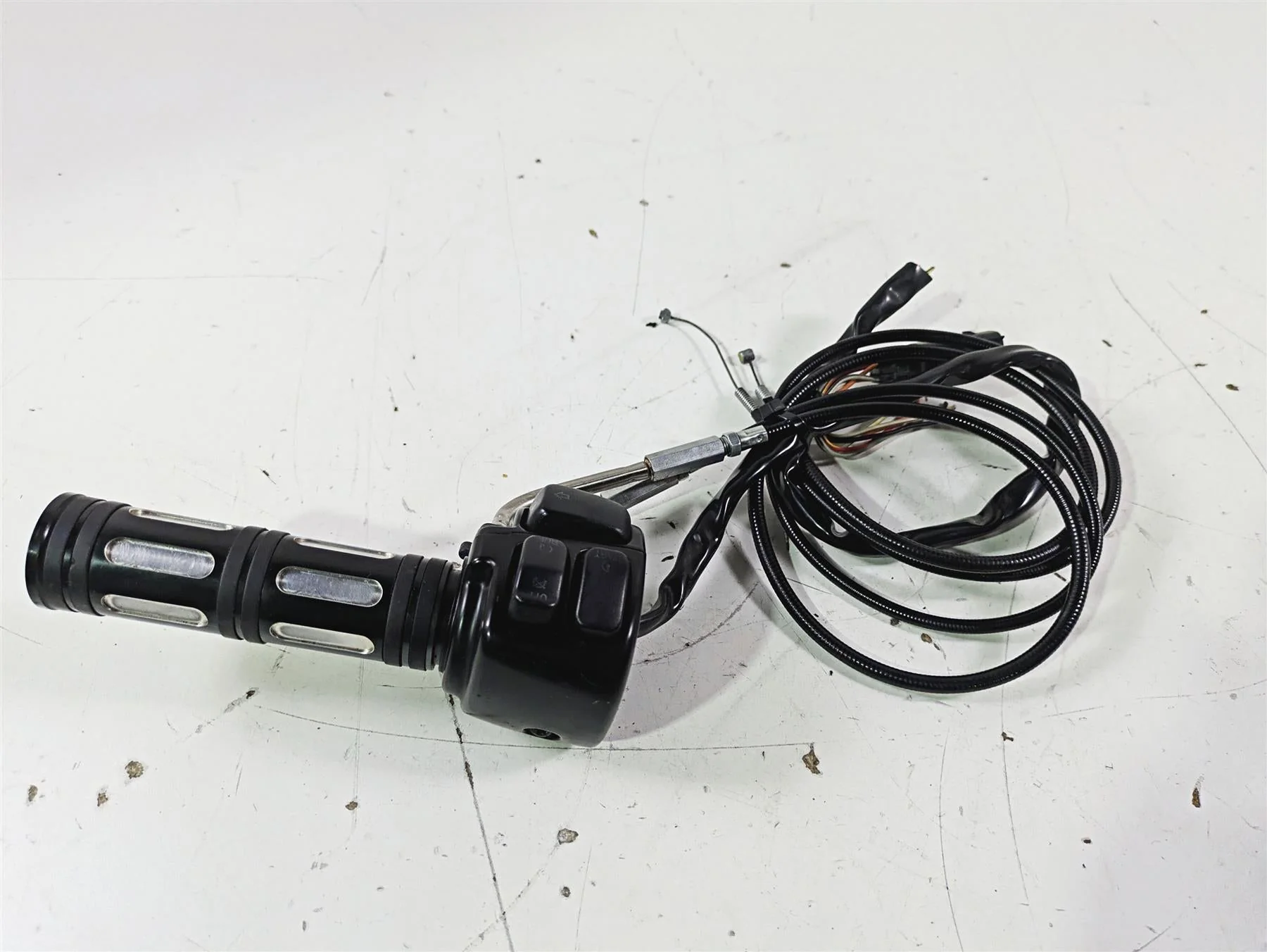 2012 Harley VRSCF Muscle V Rod Right Hand Control Switch - Read 71684-06A - Image 3