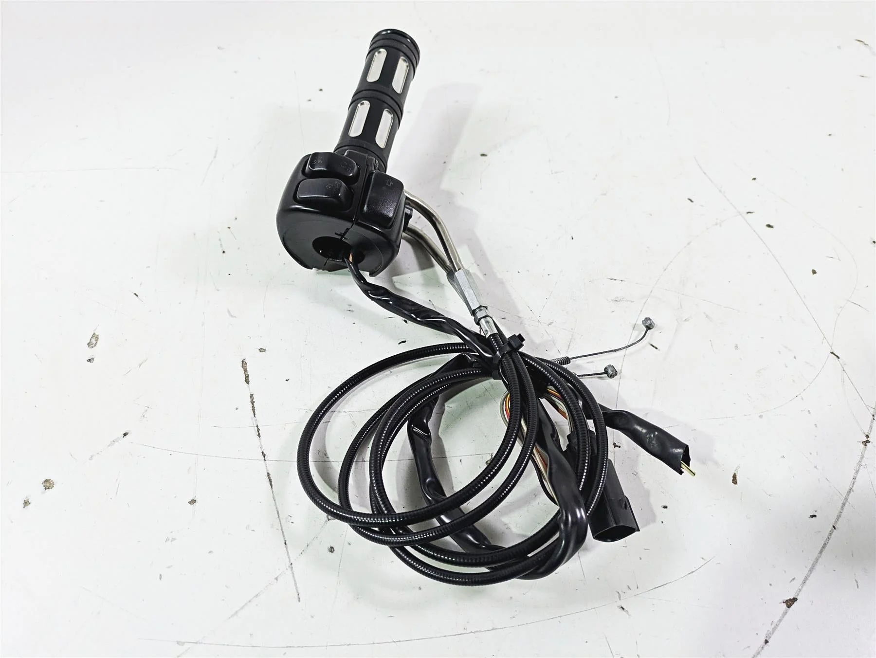 2012 Harley VRSCF Muscle V Rod Right Hand Control Switch - Read 71684-06A - Image 4
