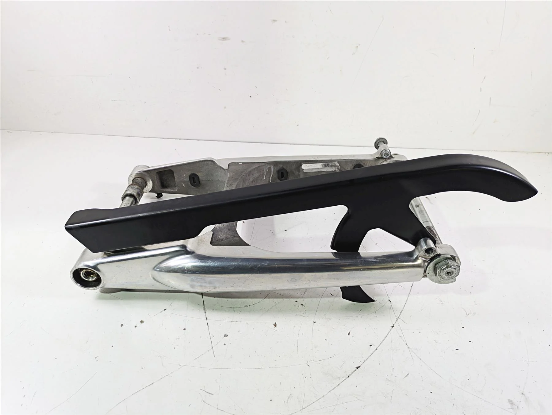 2012 Harley VRSCF Muscle V Rod Swingarm Swing Arm & Guards 48606-07A - Image 3