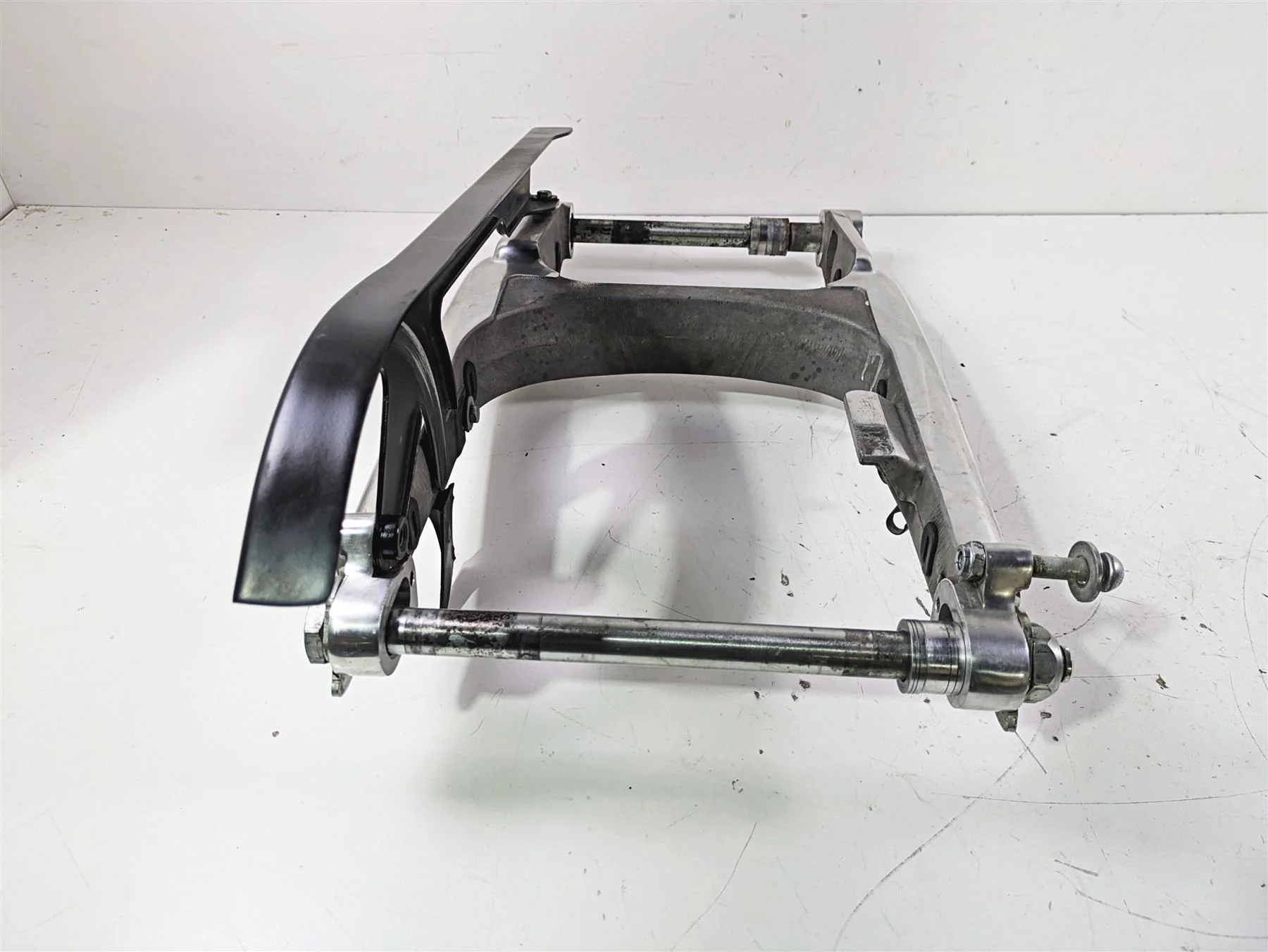 2012 Harley VRSCF Muscle V Rod Swingarm Swing Arm & Guards 48606-07A - Image 4
