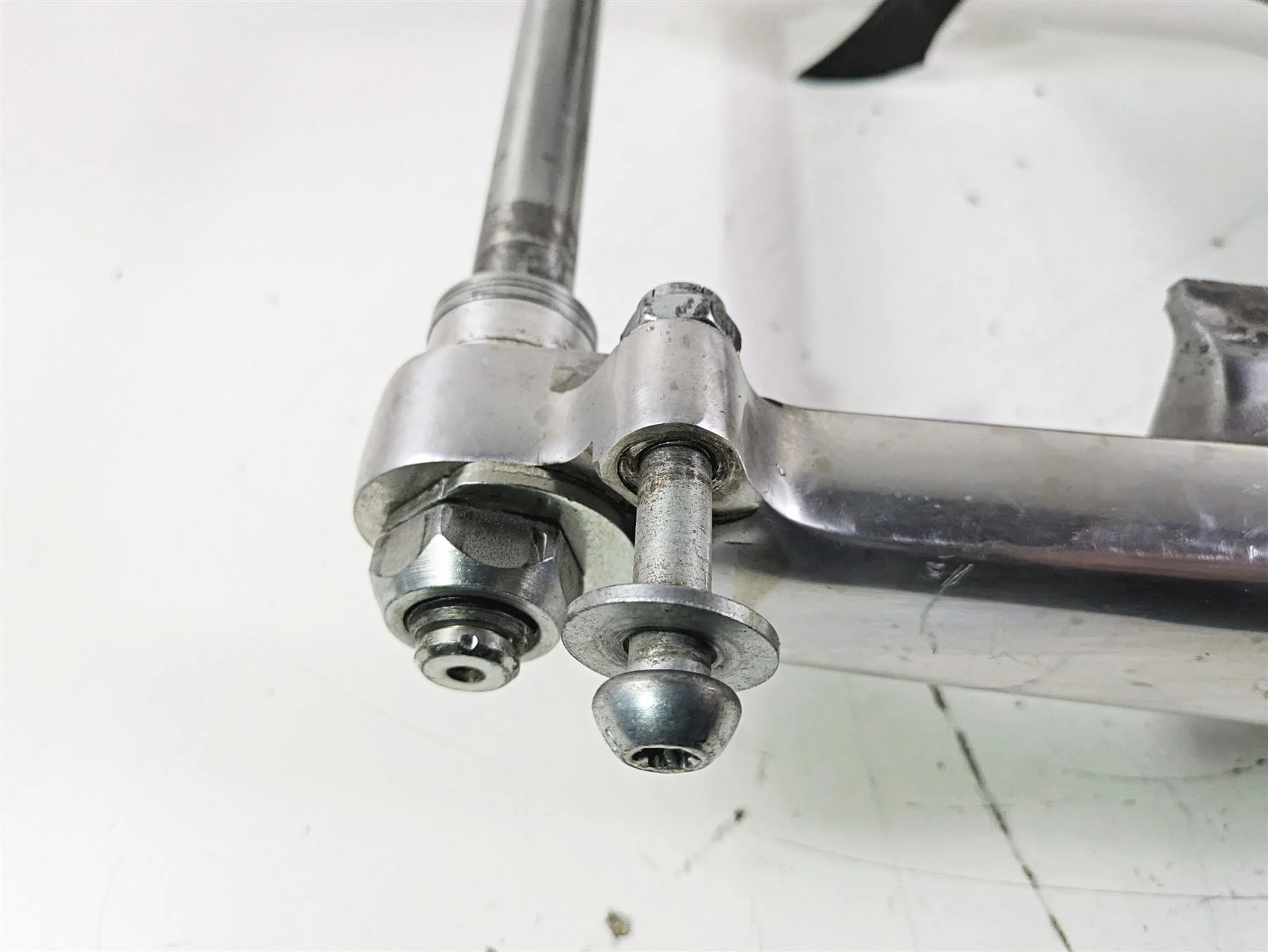 2012 Harley VRSCF Muscle V Rod Swingarm Swing Arm & Guards 48606-07A - Image 7