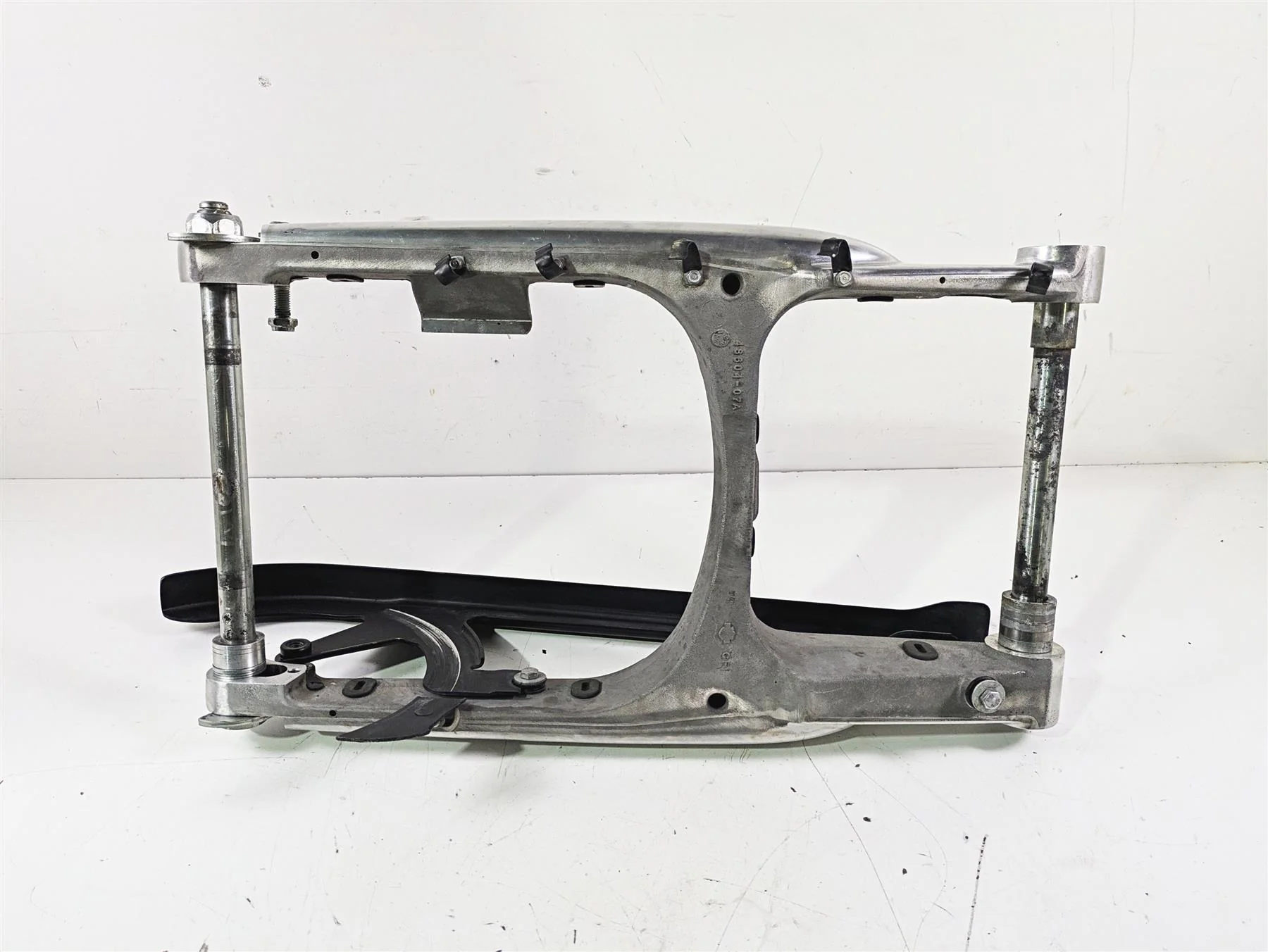 2012 Harley VRSCF Muscle V Rod Swingarm Swing Arm & Guards 48606-07A - Image 9