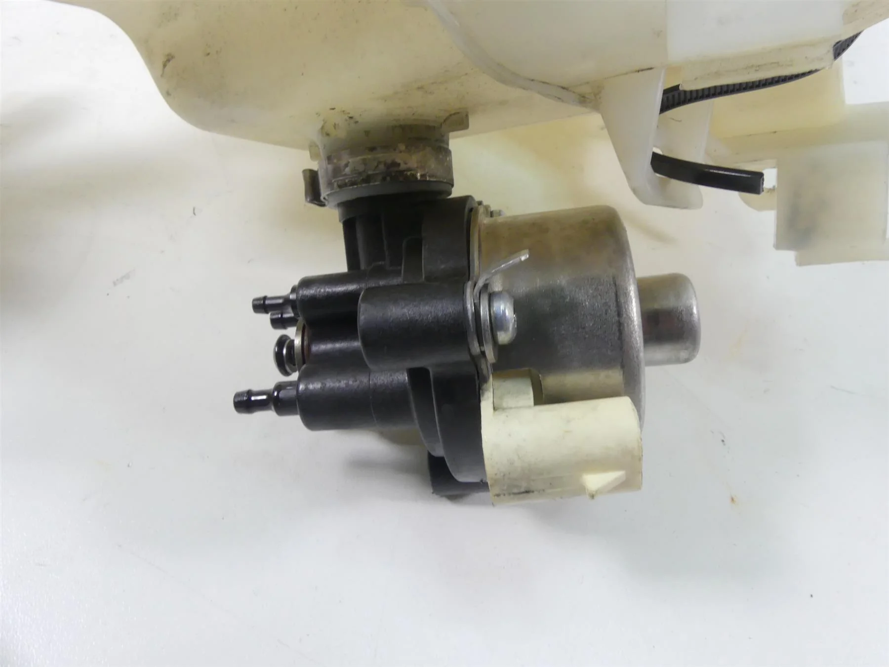 2012 Ski-Doo Summit X 800R Etec Plastic Oil Tank Reservoir + Pump 519000278 - Image 5